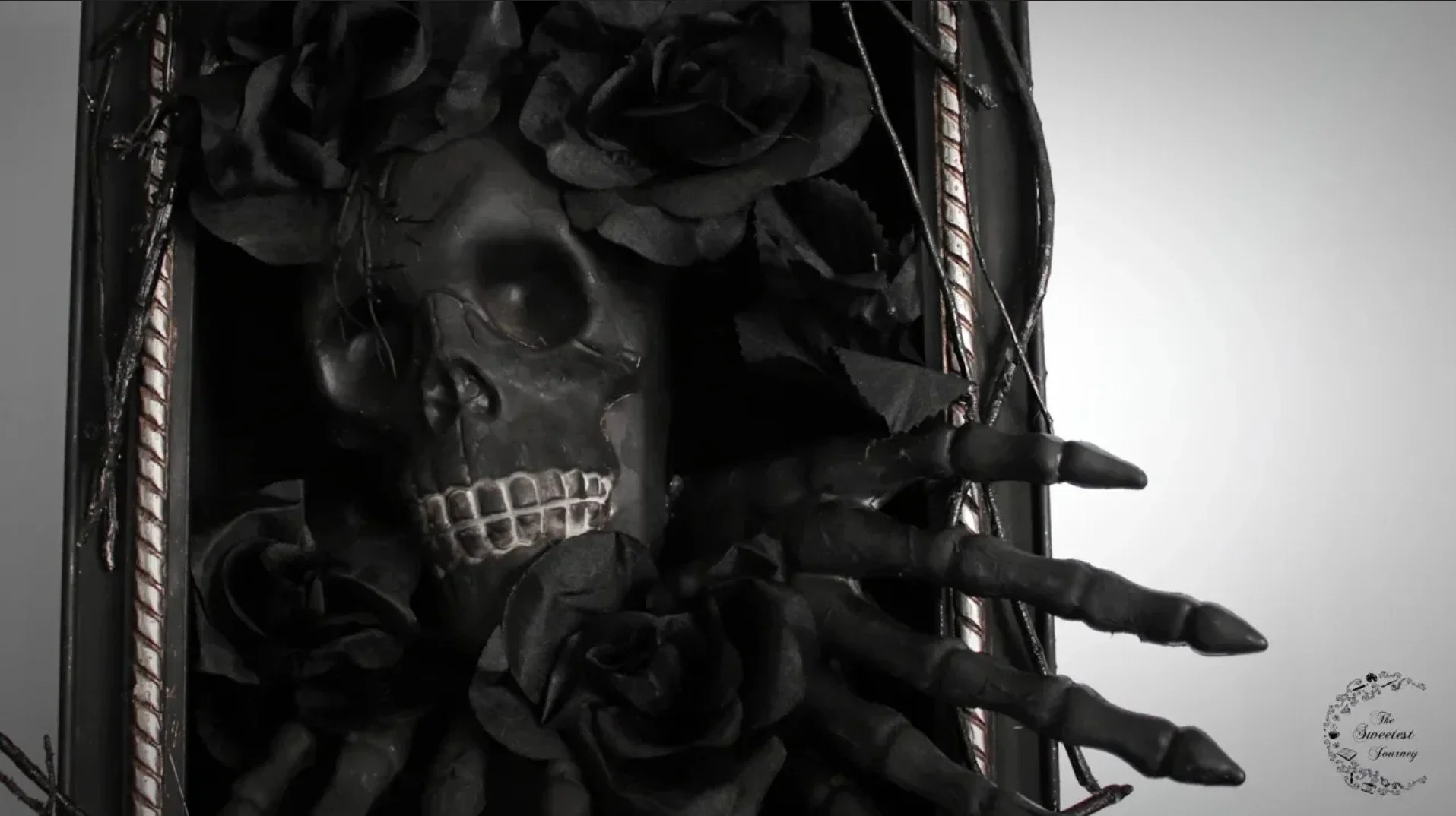 DIY Halloween Decorations | Creepy Skeleton