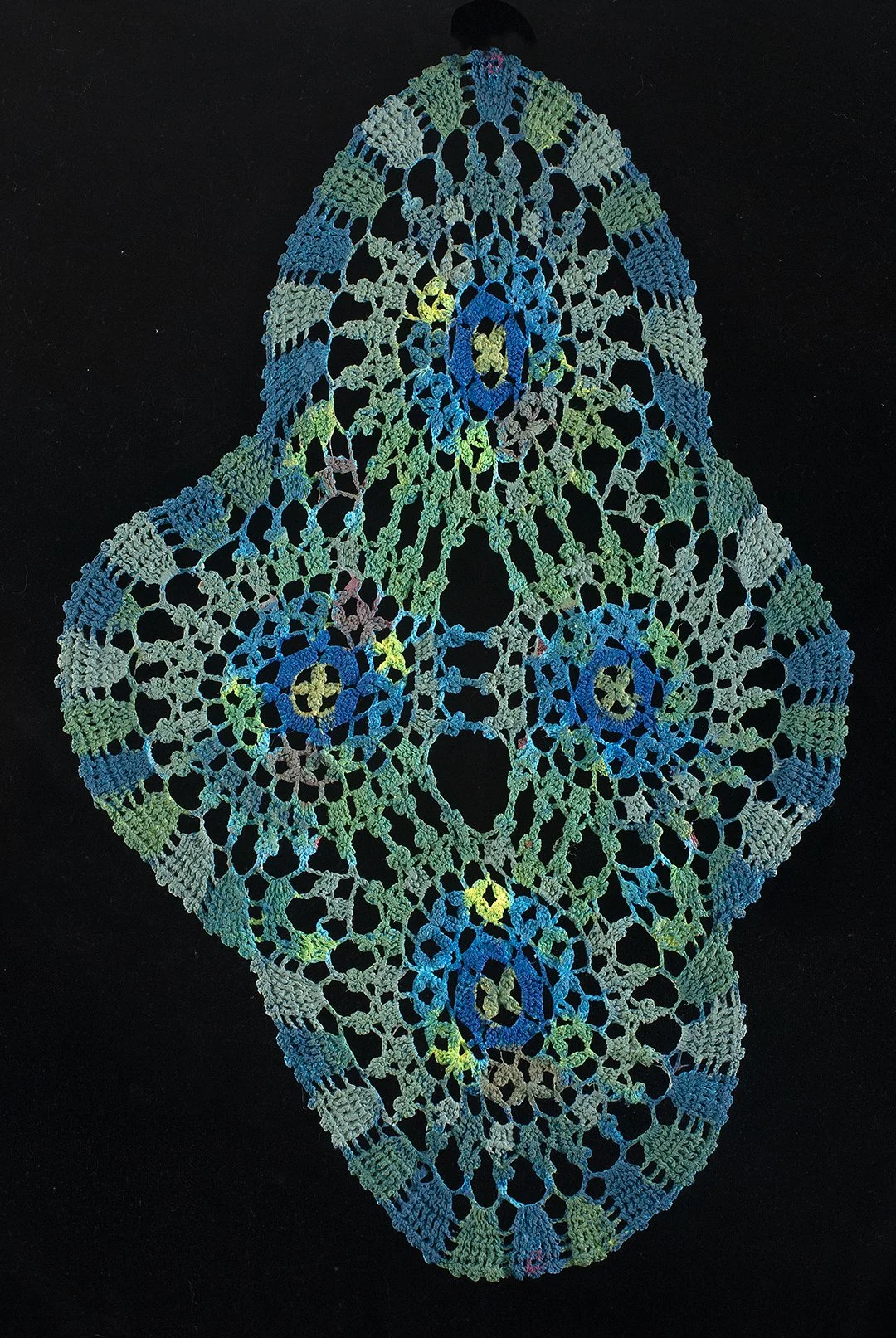 circulos, 54 x 26, acrilco sobre crochet y tabla, 2024