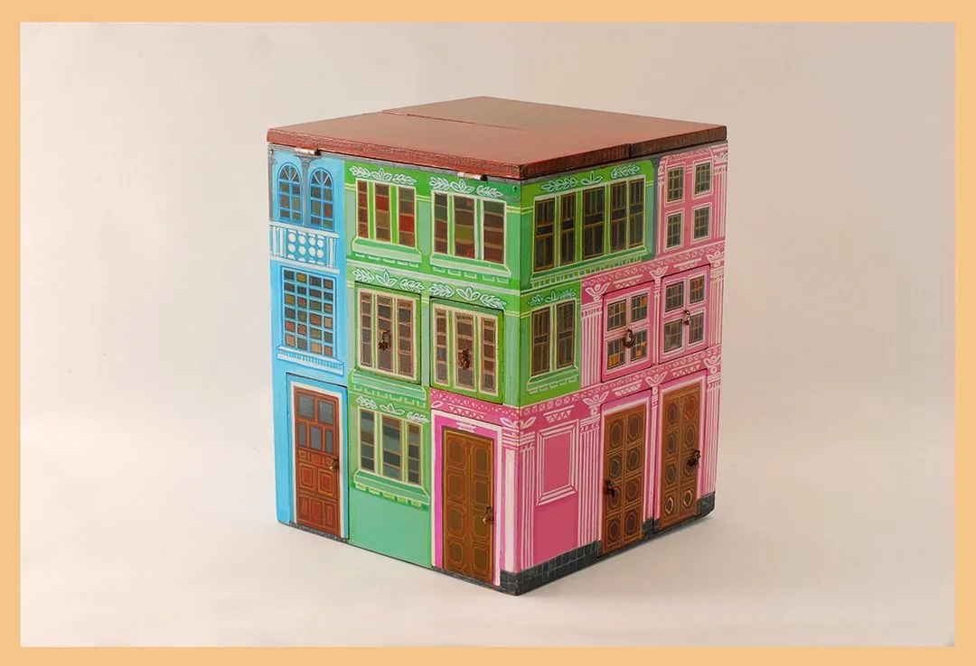 0,38 x 0,30 x 0,30 cm,	Casa de Barrio,	lateral 2acrílico  sobre MDF, 1999,	$4000,oo