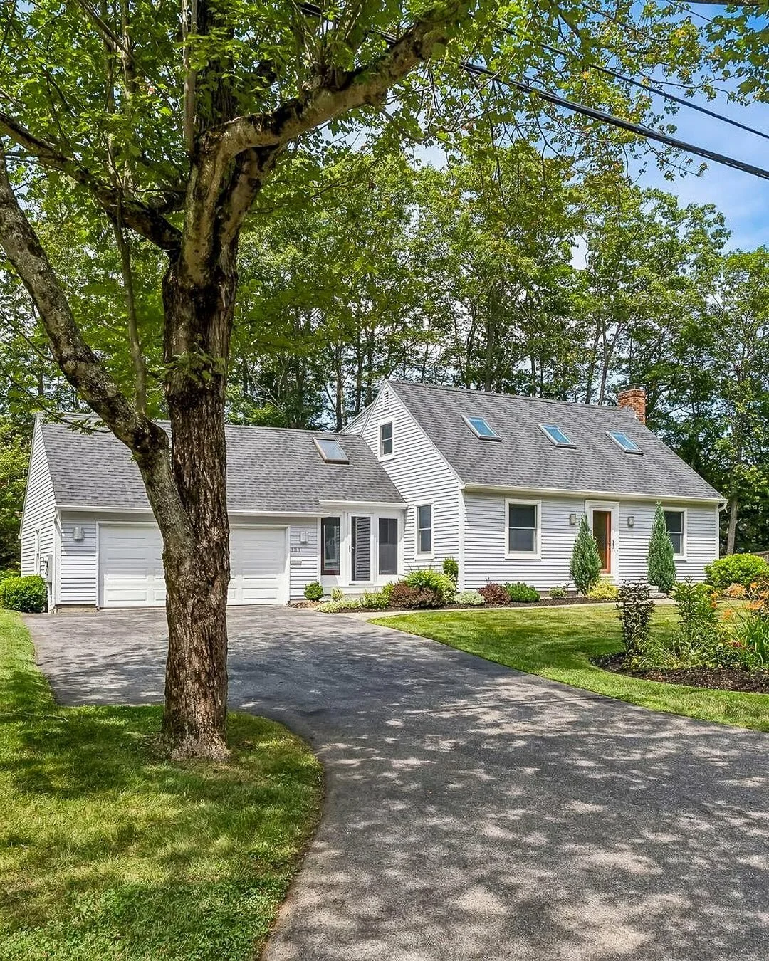 Two summer sales in the Oakhurst neighborhood 🌊

Both 131 Oakhurst and 4 Hermit Thrush closed this September, in one of Cape Elizabeth&rsquo;s most sought-after coastal spots, with neighborhood access to Cliff House Beach and Casino Beach.

#sold #c