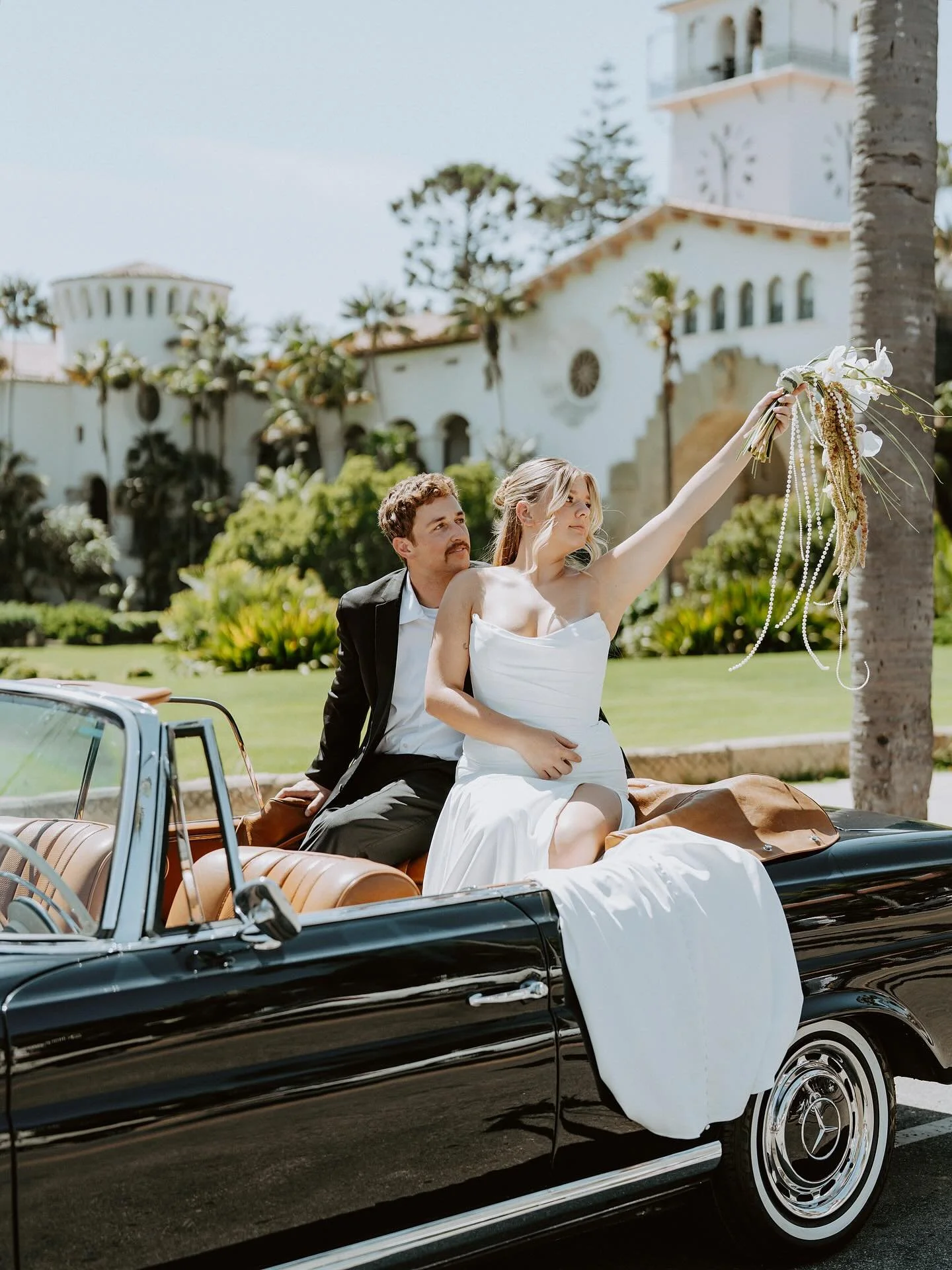 Courthouse love 🤍
.
The team:
Photographer: @jessholle
Venue: Santa Barbara Courthouse
Floral: @luckyladyfloral
Model: @luckyladyfloral
Hosts: @luckyladyfloral @seasaltcowpokephotography
Event assistant: @sunnyrayevents
Car Rental: @woodysvintagesb
