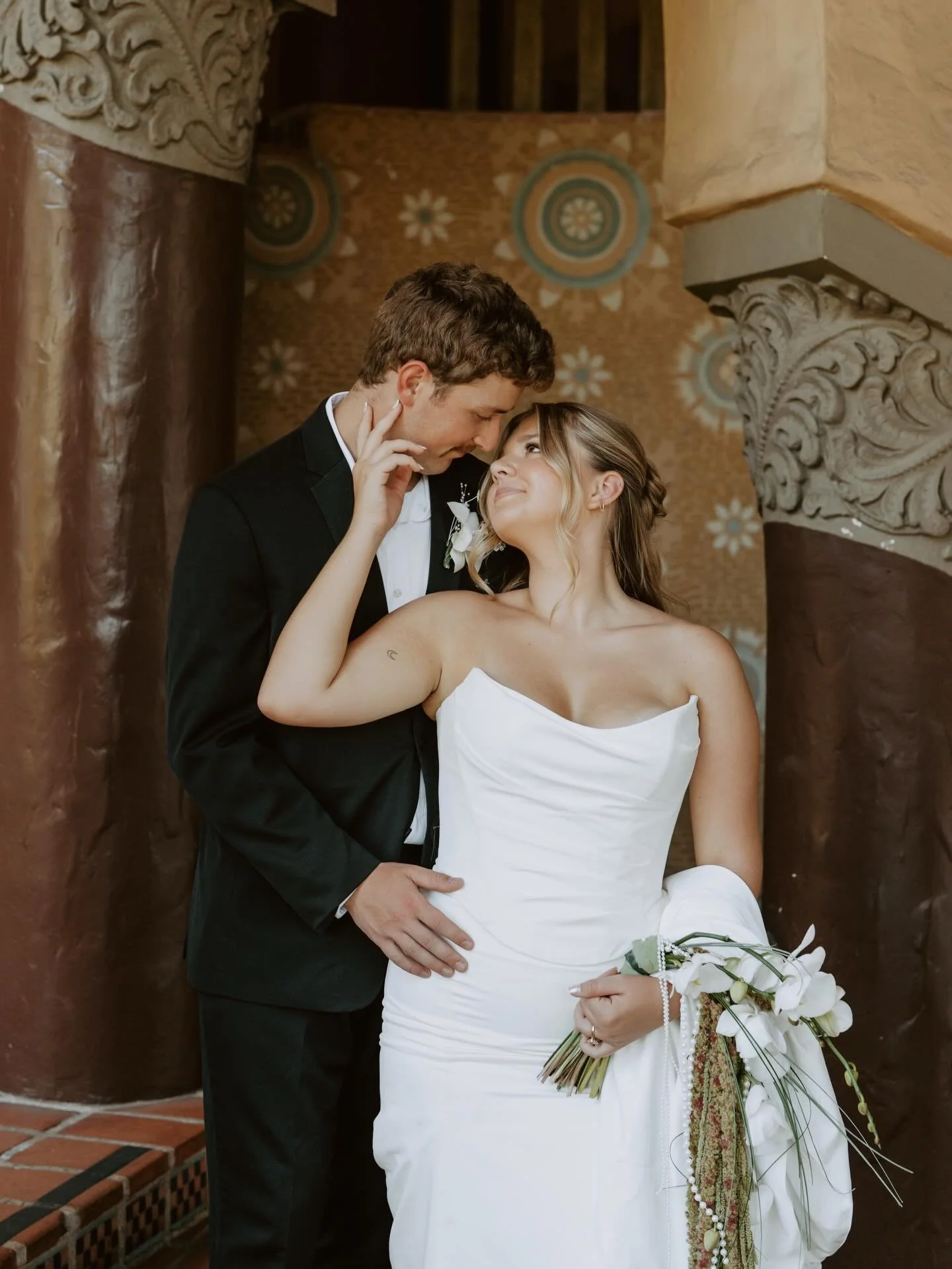 Love in Santa Barbara 🤍
.
The team:
Photographer: @jessholle
Venue: Santa Barbara Courthouse
Floral: @luckyladyfloral
Model: @luckyladyfloral
Hosts: @luckyladyfloral @seasaltcowpokephotography
Event assistant: @sunnyrayevents
Car Rental: @woodysvint