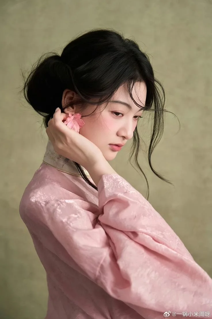 How to Choose the Right Áo Dài Pattern for Your Body Shape