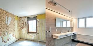 Comparaison avant et après rénovation de deux pièces, une chambre avec murs délabrés à gauche et une salle de bain moderne à droite.