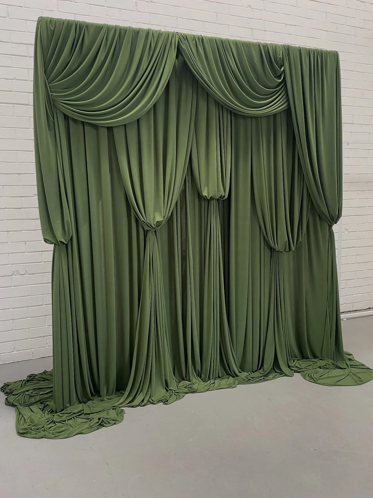 We had a team training day yesterday and ofcourse we had to experiment with some new styles of drapery! 

What do you think? We can see this beautiful olive layered with Christmas in the near future so keep an eye out! 🌿🌿🌿

#designmerchants #desig