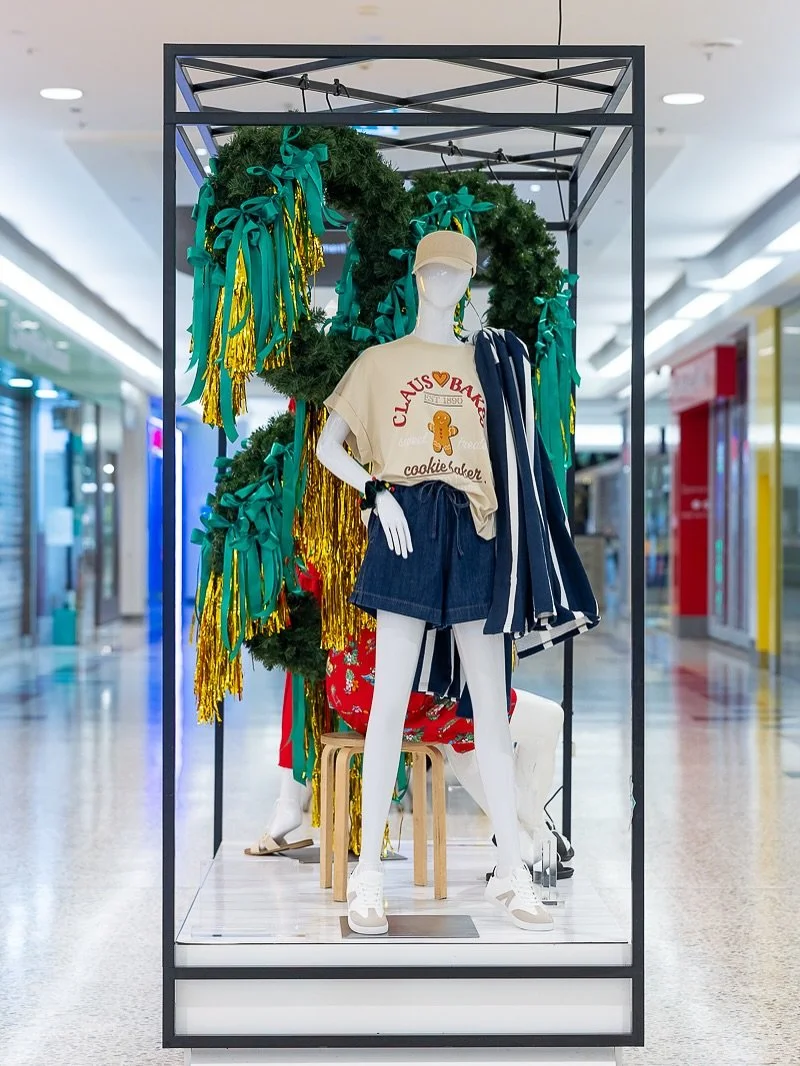 Christmas VM has arrived @thesquaremirrabooka 🎄🎄🎄

We designed and created a visual merchandising concept inspired by one of our favourite Christmas trends- abstract wreaths - and we tied this into seasonal outfits perfect for the hot weather!
📸 