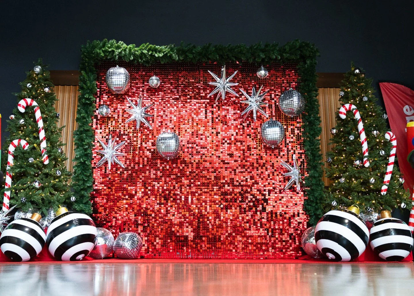 Shimmerwall and giant baubles and garlands galore! @unilodgecurtin 🎄🎉

📸 @soco_studios

#designmerchants #eventbackdropperth