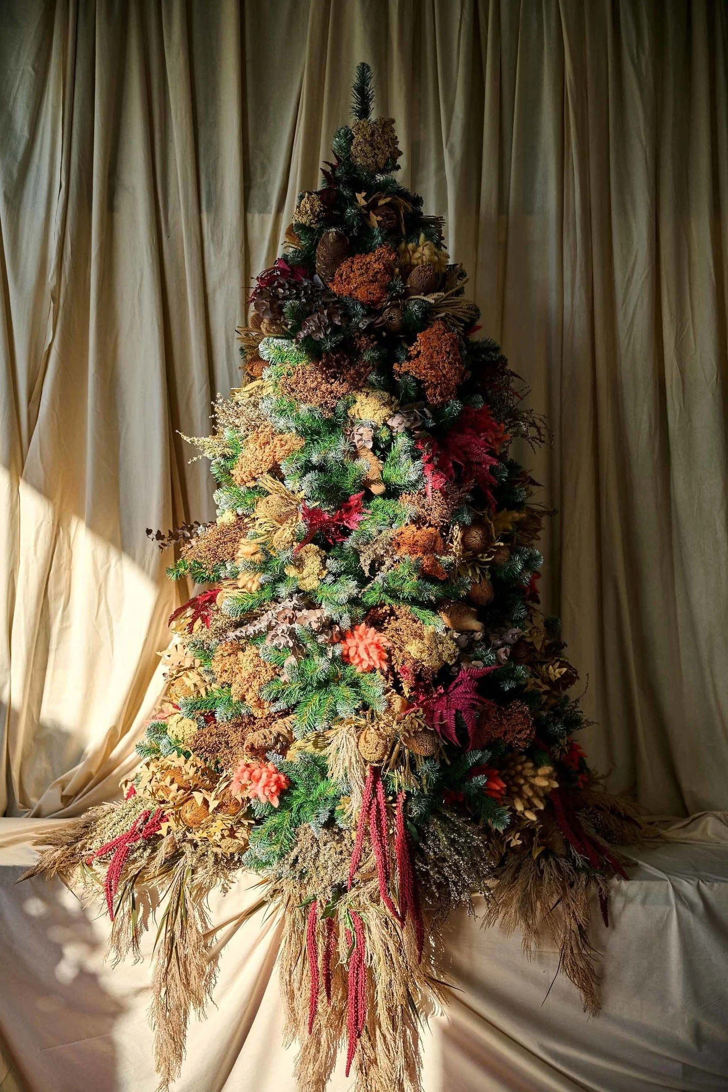 Still in love with this natural Christmas tree concept from last year, complete with dried floral decorations and of course drapery! 🎄🎄🎄