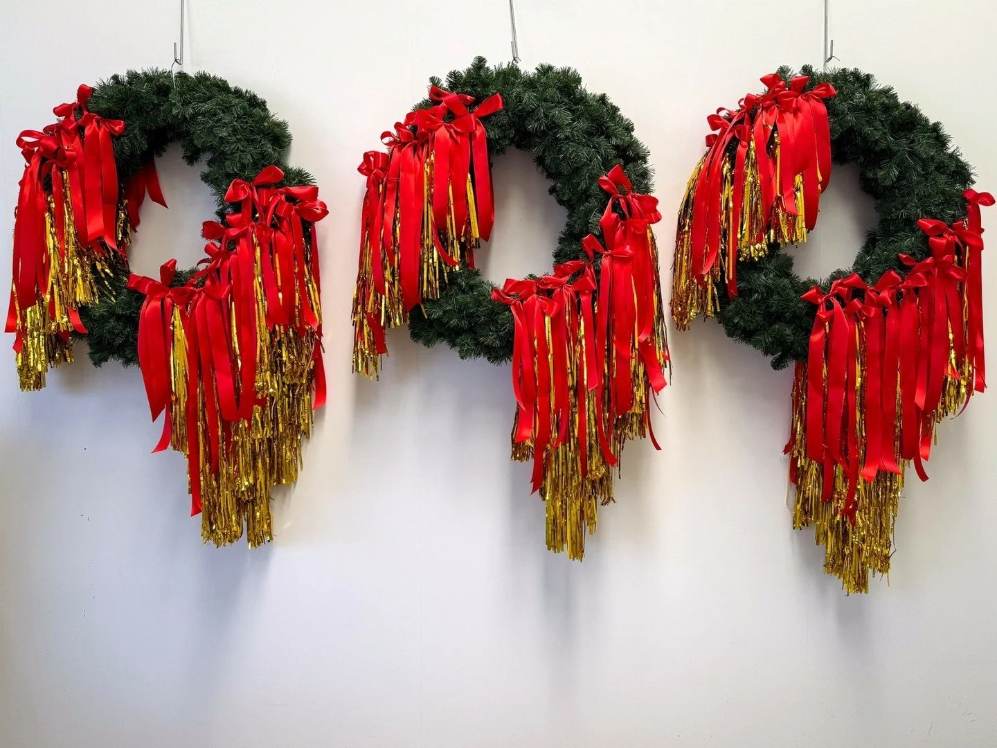 Details of the @thesquaremirrabooka wreaths in the red colourway for their Christmas VDU visual merchandising concept this year! 😄