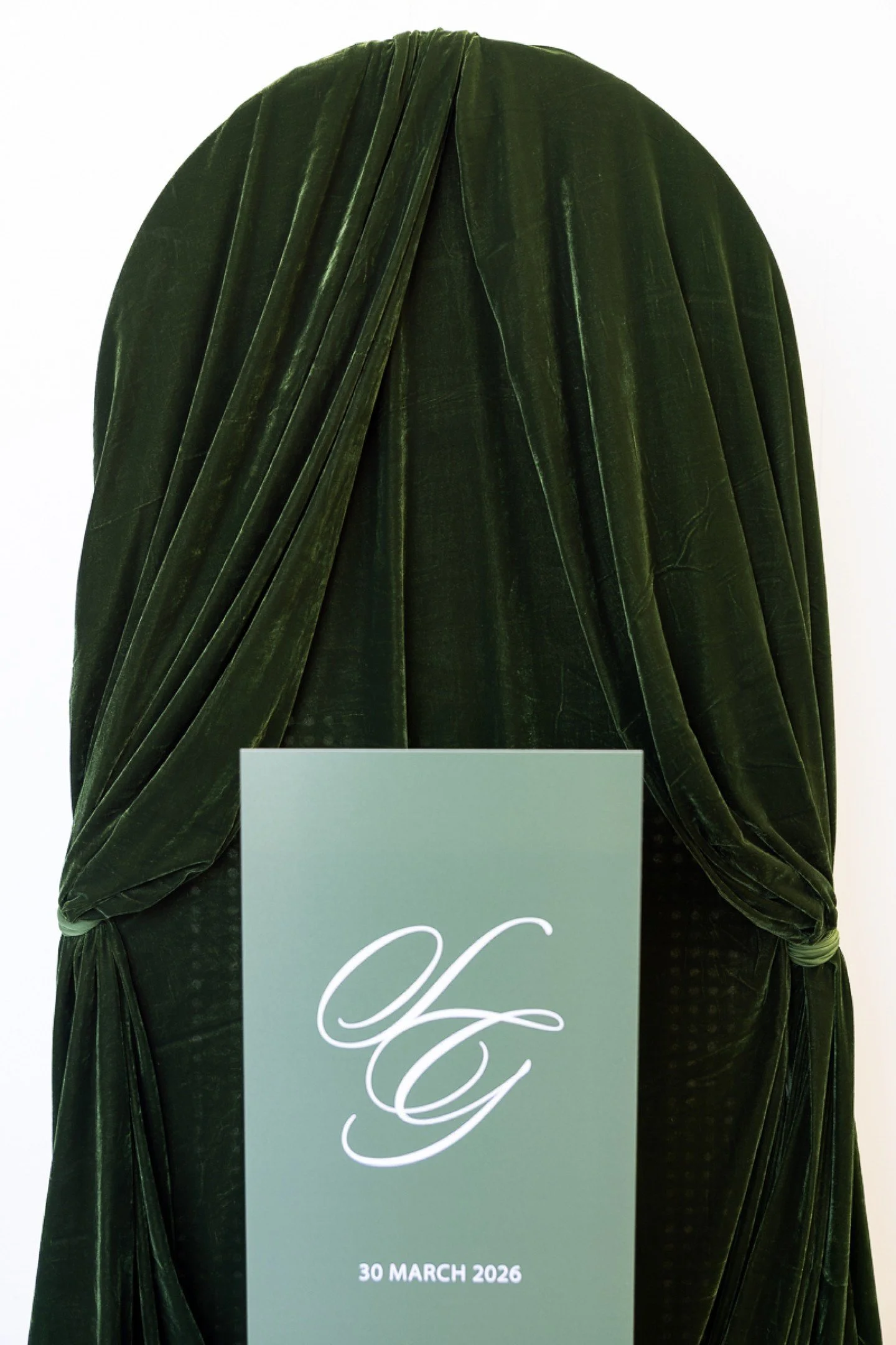 This luxurious green velvet drape is perfect on our arches as a backdrop to @highlanecreative signage or plinths.

We now have a range of green drapery to select from.

📸 @socostudios_