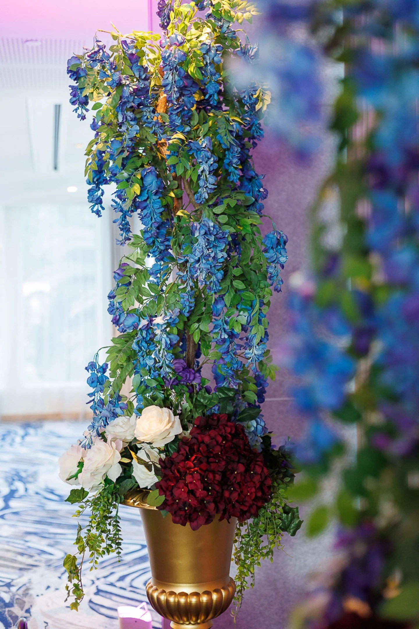 Bringing all the little details together!

For the @unilodgecurtin Gilded Noir Ball, we carried the rich jewel-toned floral palette throughout the ballroom, from the table arrangements to our statement wisteria trees.

A mix of trailing greenery, pur