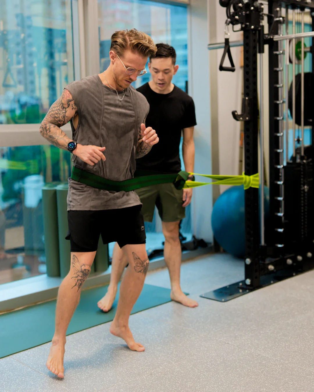 physiotherapist observing sports specific drills for an ACL rehab client