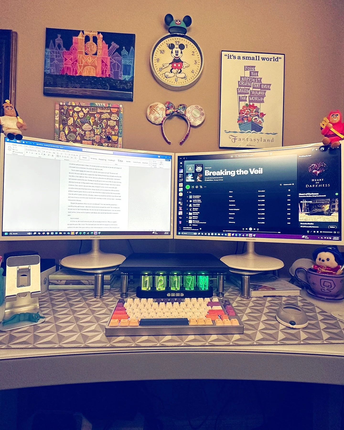 Getting some last minute edits in  at the newly redecorated (again) desk✨ Anyone else make playlists based on their books or favorite series? 

#books #bookish #bookstagram  #author #authorsofinstagram #writers #writersofinstagram