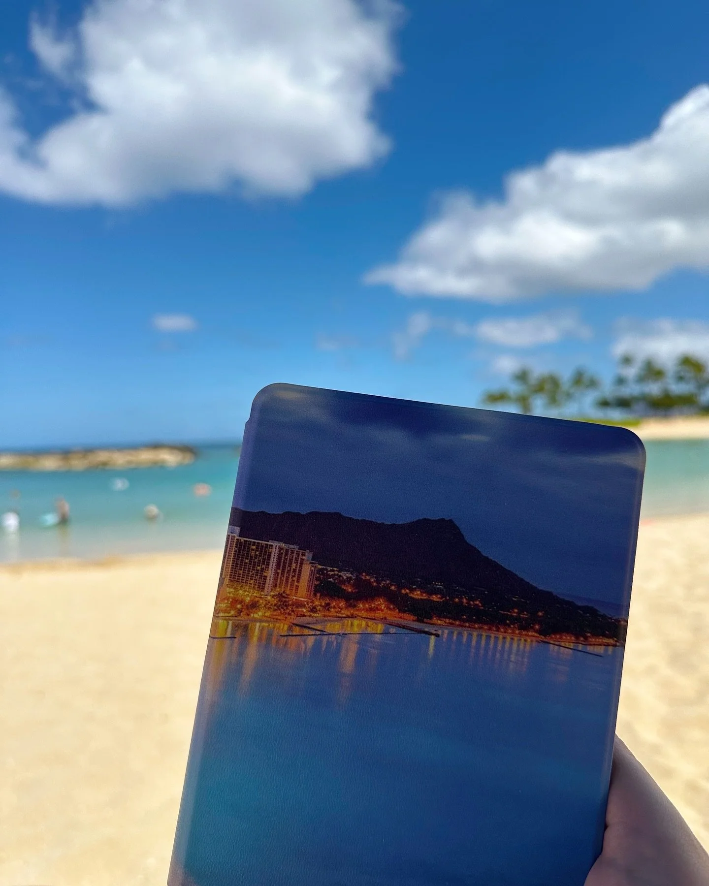 Sun, sand, and stories 🌺🌴☀️ 

Where&rsquo;s your favorite place to read?

#reading #beachreads #hawaii #writing #author #books #bookish