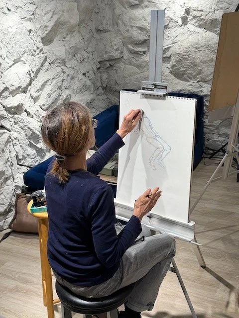 Women sitting and drawing a figure