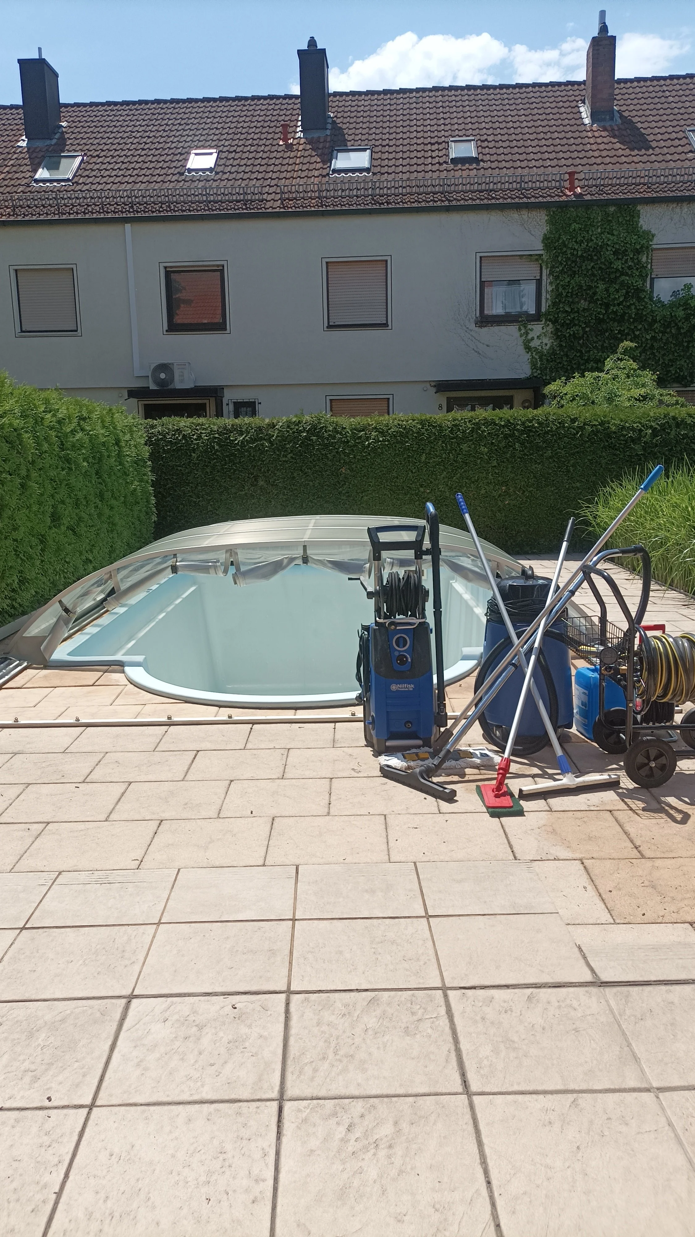 Professionelle Reinigung eines privaten Swimmingpools