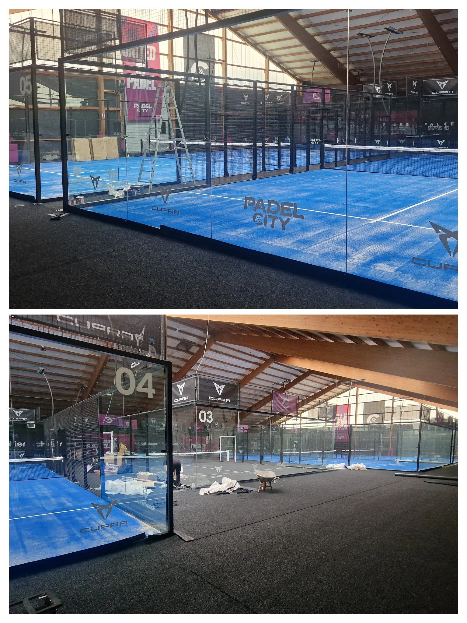 Leerer Indoor-Padelcourts mit blauer Spielfläche, Glaswänden, einem Leiter, und Baustoffen, die auf die Fertigstellung hinweisen.