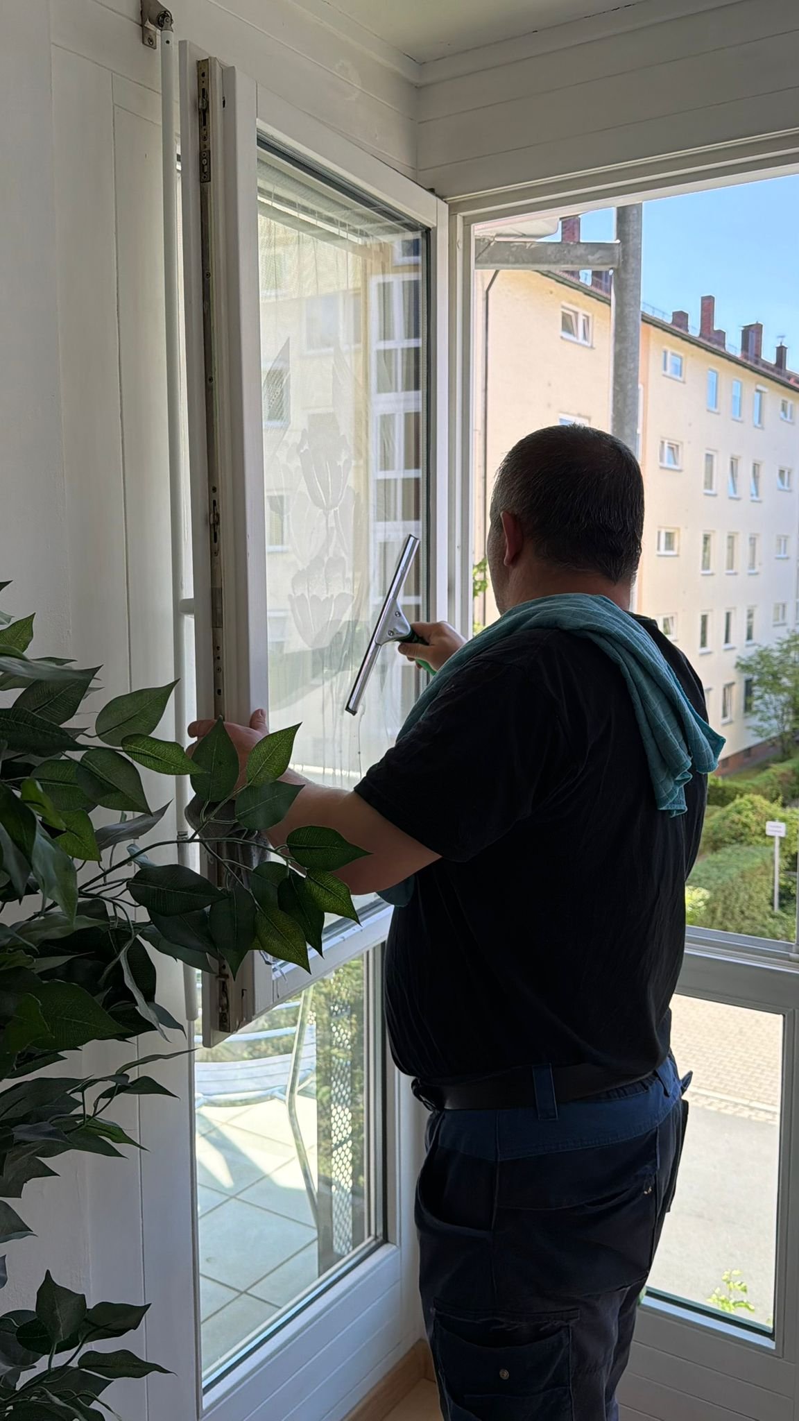 Streifenfreie Glas- und Fensterreinigung an einem Gewerbeobjekt in Nürnberg