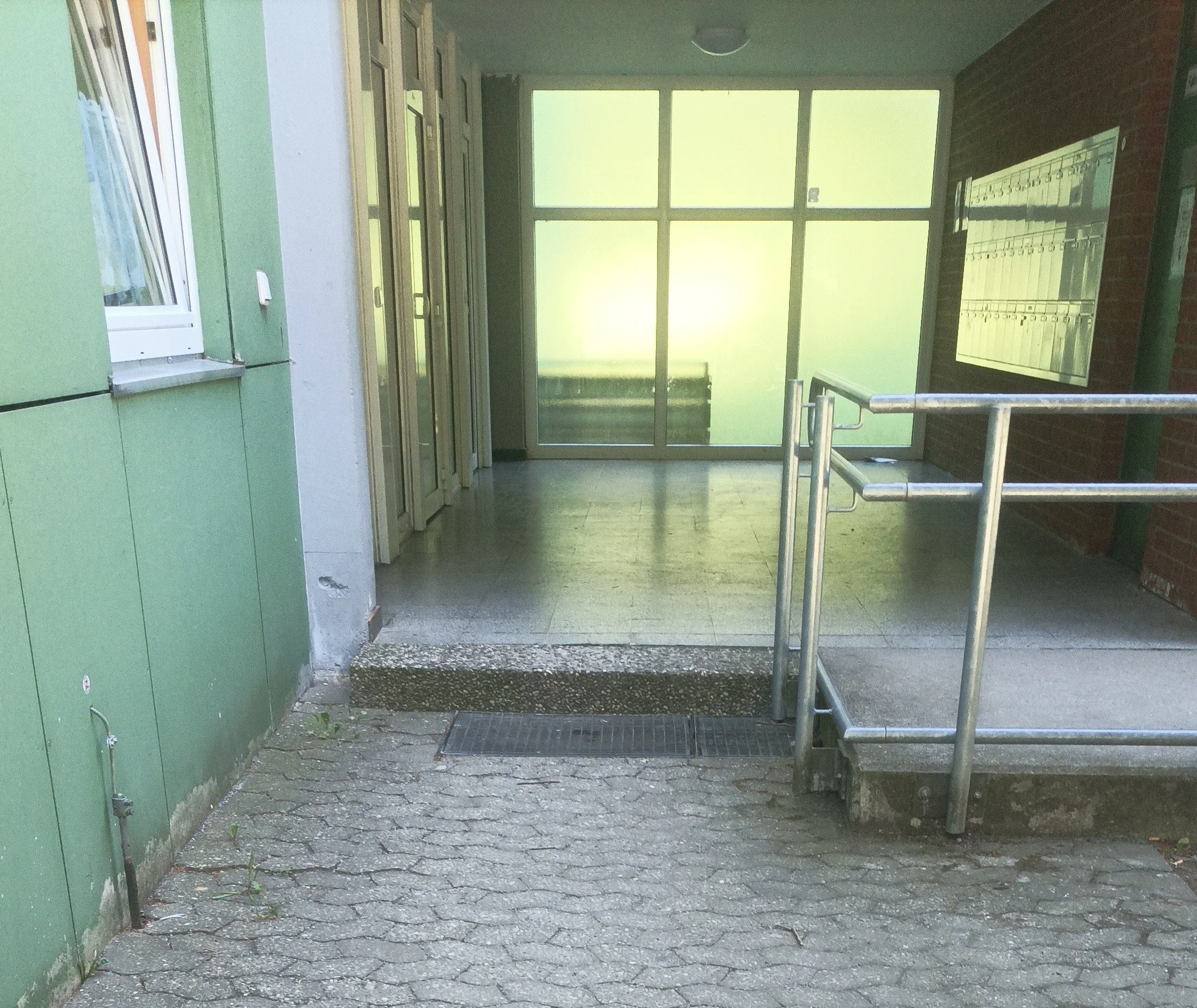 Hausmeister bei der Betreuung und Kontrolle einer Wohnanlage