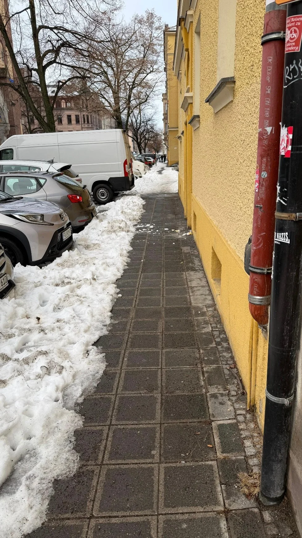 Schneeräumung und Streudienst vor einem Wohn- oder Gewerbeobjekt