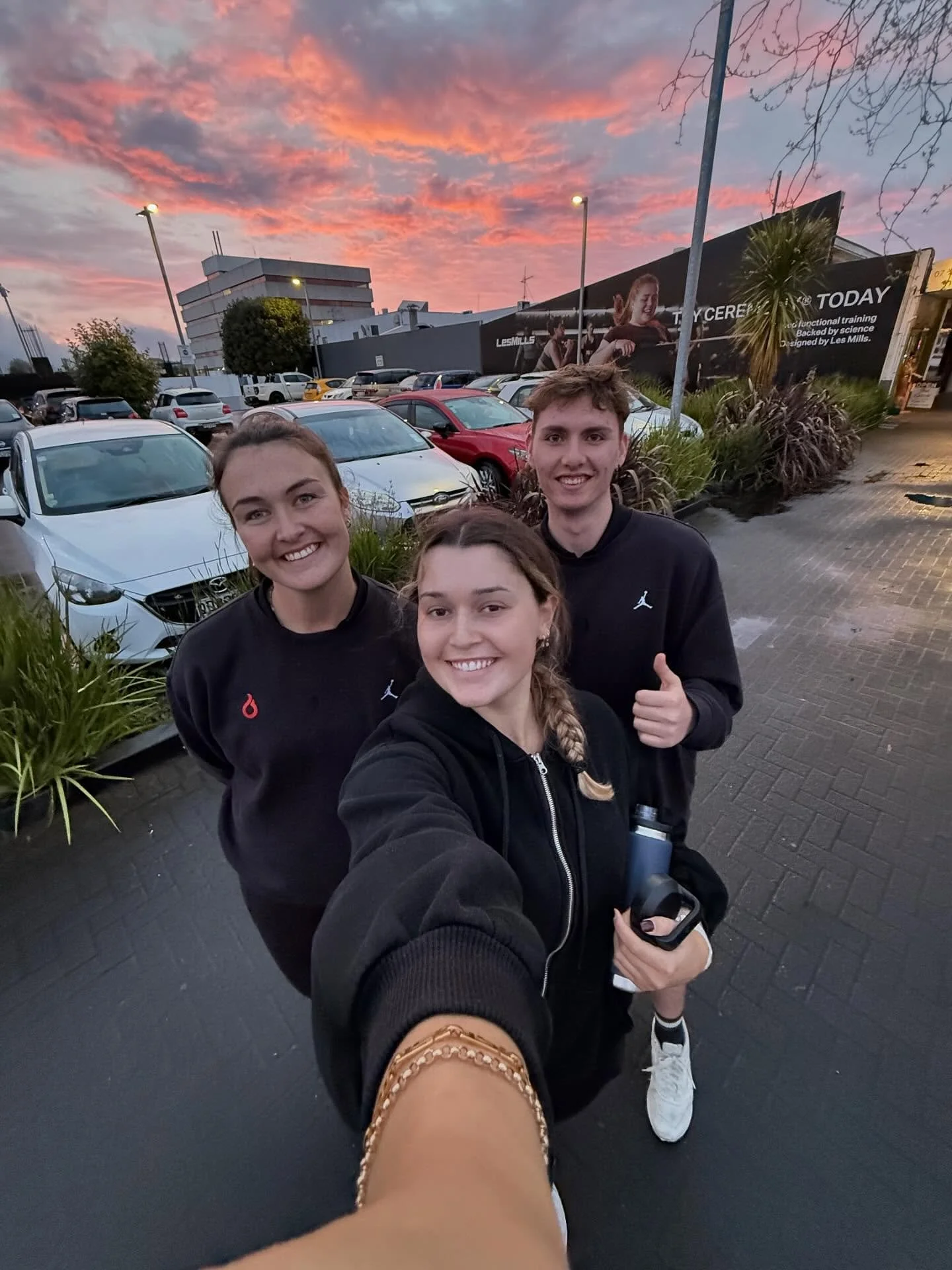 Love this pic of the Hamilton crew💪 Also a BIGGGG HAPPY BIRTHDAY to the legend, Laura in the middle 🙌🎂🎉🥳