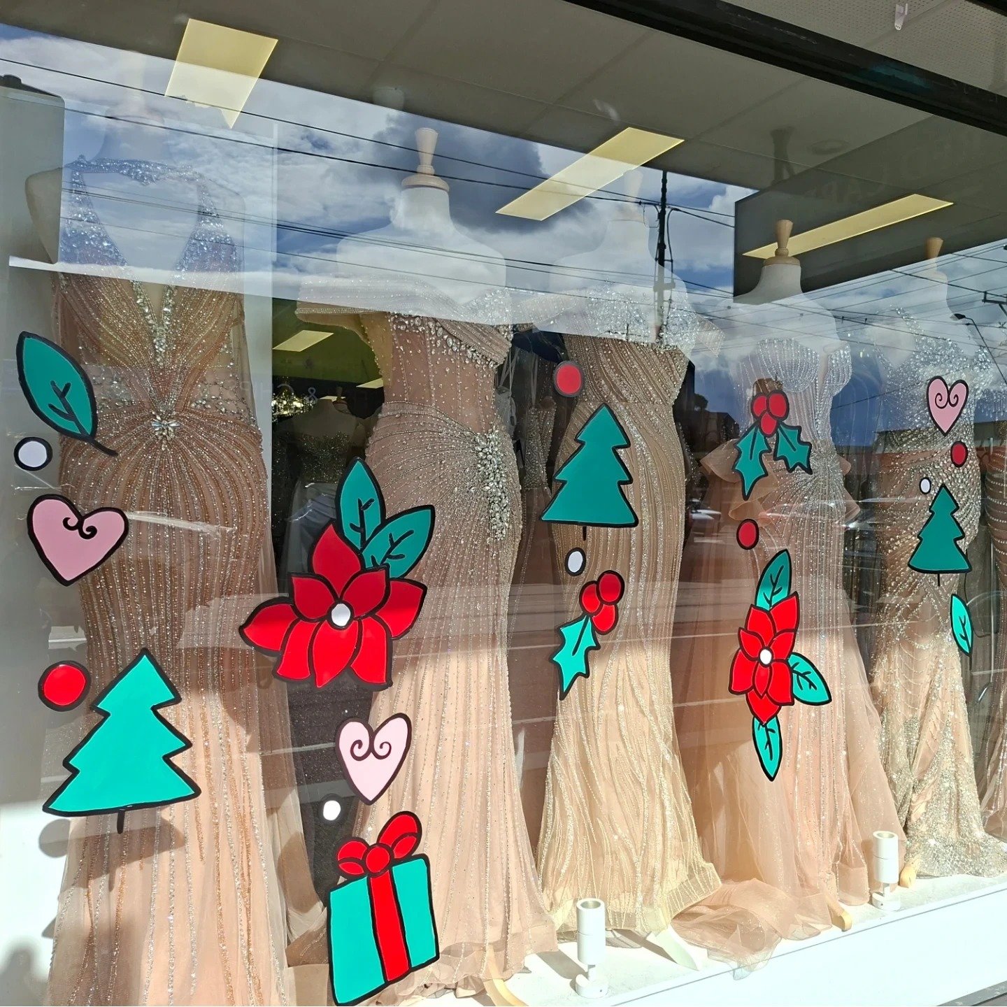 🎨Save on waste, employ an artist! 🎨

These Christmas windows by @teganiversen have been a hit with local traders. Colourful and customised, they bring the streets to life!