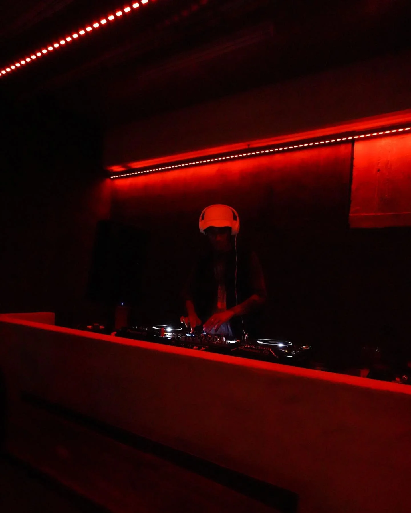 In case you were wondering, this is how ya Fridays at Traz go&hellip;

The fit goes on, and boom, you&rsquo;re here for the after work specials on cocktails and eats at the Tapa tables (5-6pm). Now you&rsquo;re un-wound, mingling, and ready for a lat