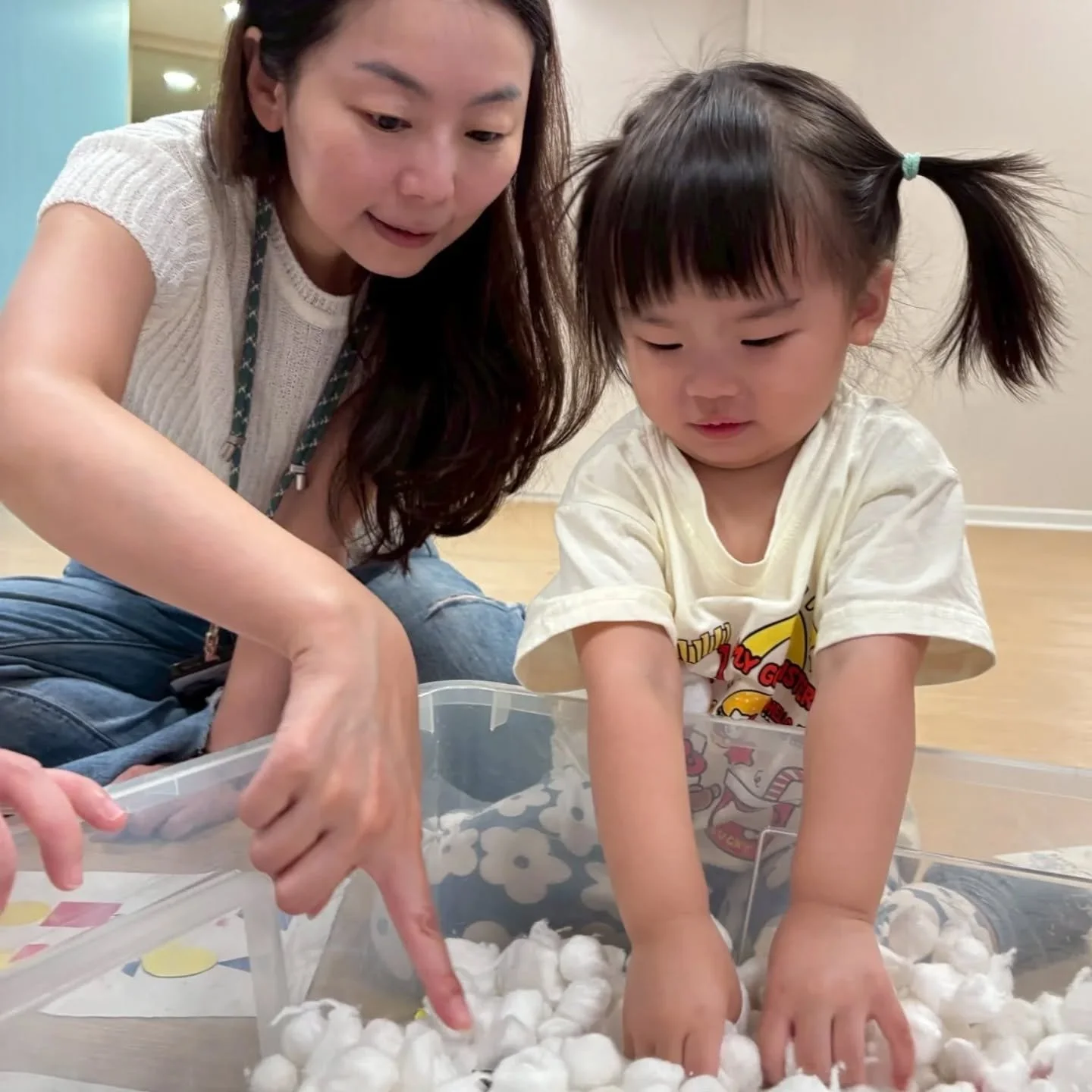 PG2 的孩子們,今天一起玩「形狀對應」任務。
我們把圓圓軟軟的棉花球倒進大箱子裡,藏進各種顏色形狀的小磁鐵,孩子們一個個伸出小手,在綿綿的觸感裡找線索、摸寶藏。
有的孩子立刻找到正確形狀,開心貼到雪人身上;有的孩子一開始找錯了,皺了眉,但願意再試一次;也有的孩子只是安靜摸著棉花球,光是這樣的感官體驗,就已經是很棒的學習。
這個年紀的孩子(1.5~2.5歲),
正在練習看得清楚、手能配合,正在學習等待、模仿與說出口。更重要的是,他們正在體驗「我可以做到」的感覺。
📌 PG2 發展重點: