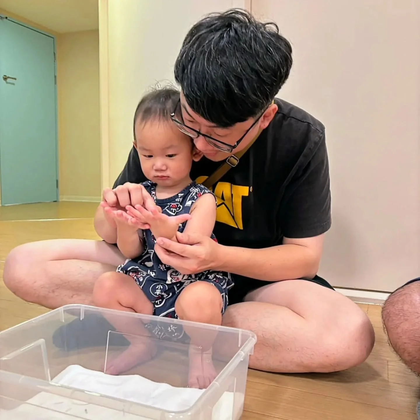 ❤️ 一起共學,看見爸爸的溫柔 ❤️
PG課堂這週的《小肌肉活動:彩虹鹽巴畫》,讓孩子們一走進教室就忍不住興奮地問:「今天可以玩這個嗎?」
滿滿的觸覺探索遊戲,藏著的是扎實的發展基礎。孩子們摸了鹽巴以後,看看自己的手,用小手指頭在五彩繽紛的鹽巴上劃出線條,從一開始的小心翼翼,到後來的盡情探索,每一筆都是手指肌力的鍛鍊,更是穩定情緒的轉換。
這堂課特別為孩子設計,在鹽巴畫畫中,蘊含了三大學習重點:
・手指力量:透過手指作畫,練習控制與穩定,為將來握筆與操作工具打下基礎
・觸覺刺激:幫助孩子