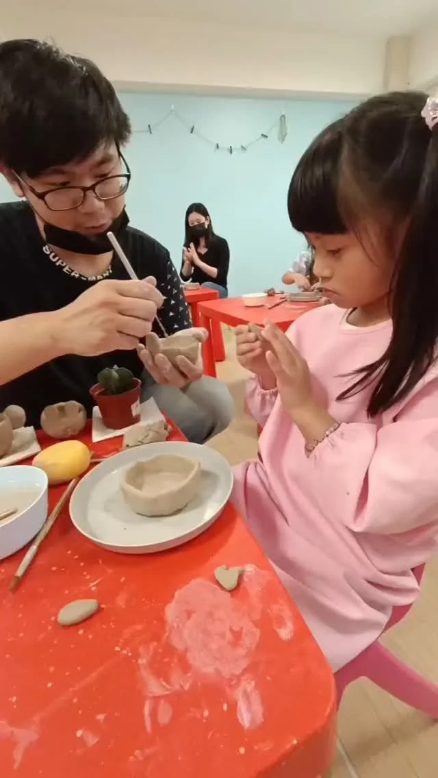 👐🌱 玩聚腦新課程 :小手捏捏陶藝課
玩聚腦一直有PG共學課,陪著孩子穩穩地建立生活節奏、情緒、社交和動作能力。
但除了這些,我們也慢慢加入了更多可以親子一起參與的體驗課程。
這次的陶藝課很特別。孩子坐下來,雙手沾著陶土,捏出一個一個自己想像的小動物。
耳朵長長的、臉圓圓的、尾巴彎彎的,每一個造型都可愛到讓人想偷笑。爸爸媽媽也在旁邊一起捏,一邊陪孩子,一邊做自己的作品,而且,看來比孩子還專心呢!❤️
課堂的氣氛很開心,大家都很專注。老師溫柔地引導步驟,沒想到孩子也聽得懂。
現在的玩聚