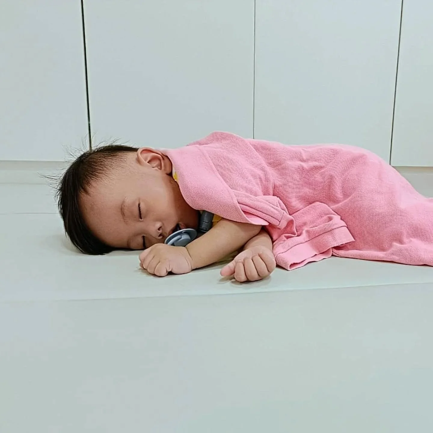 👶【PG1 今天的學習進度】
上課 1 小時 ✔
午睡 3 小時 ✔✔✔
老師:完!美!達!成!
早上還在教室裡爬得像條風一樣快🐍
一下鑽障礙、一下揉麵團、一下拍桌笑~
結果一過中午...在角落已經默默躺平 → 關機 → 進入夢鄉
媽媽偷偷笑說:「我帶來的是嬰兒版行動電源,100%放電,再自動進入省電模式」⚡😴 老師也默默比了個讚,因為——這就是我們想要的節奏!👏👏
PG1 的孩子,從感統活動、手部操作、互動共學,放完電後好好休息!
✅