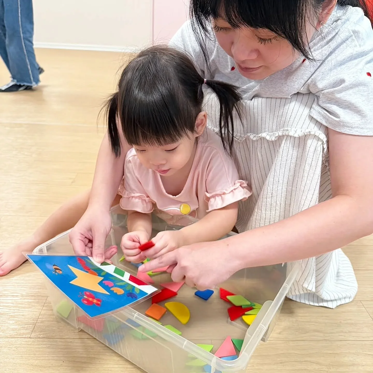 🔷🔴 為什麼孩子要學形狀?
因為「形狀」不只是形狀,
它是孩子認識這個世界的第一把鑰匙🔑!
從圓形的輪子、三角形的屋頂,到長方形的書本,孩子透過辨識形狀,開始發展「觀察力」、「分類能力」和「空間感」。透過遊戲操作,孩子不只動腦還動身體,學得更快、記得更久,也更有成就感❤️
我們設計了任務卡,讓孩子在解任務的過程中,也能學會形狀,遊戲中學習,是效率最高的學習方式唷!
#形狀學習 #早期認知發展 #觀察力練習 #幼兒教育 #感覺統合 #玩中學 #孩子的第一堂邏輯課 #玩聚腦 #親子教具