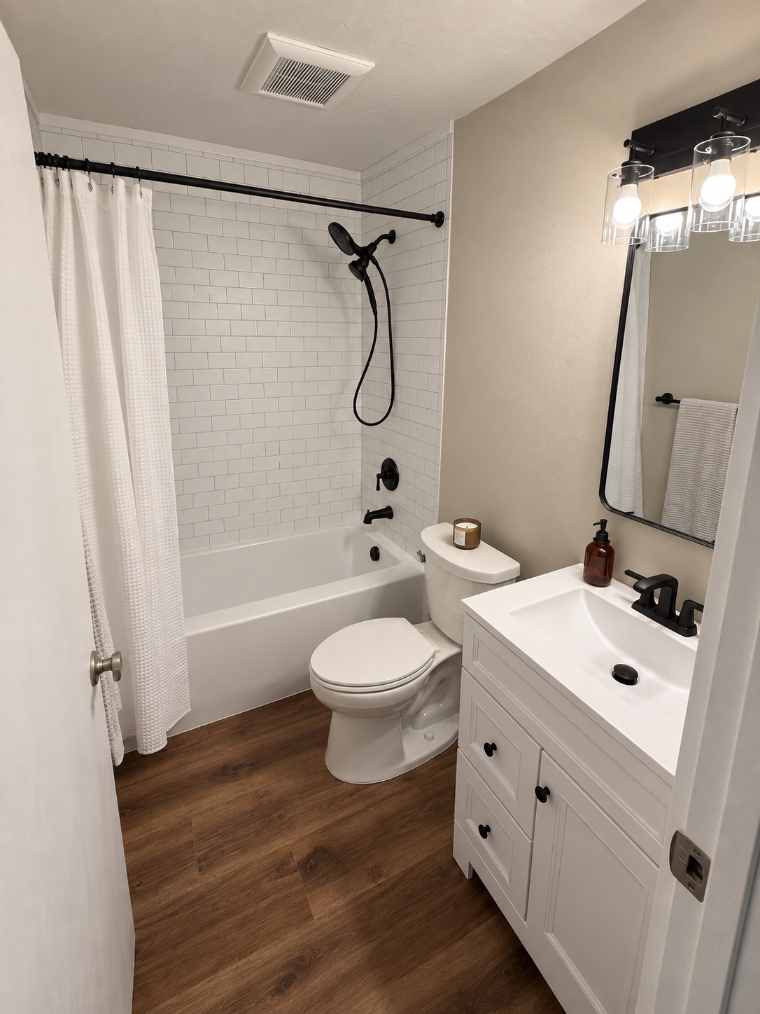 Post Falls BathroomRenewal™ completed in just 5 business days of work. Not only did we provide a complete facelift to this date and impractical bathroom, we also fixed numerous leaks that were causing damage to the bathroom and adjacent bedrooms.