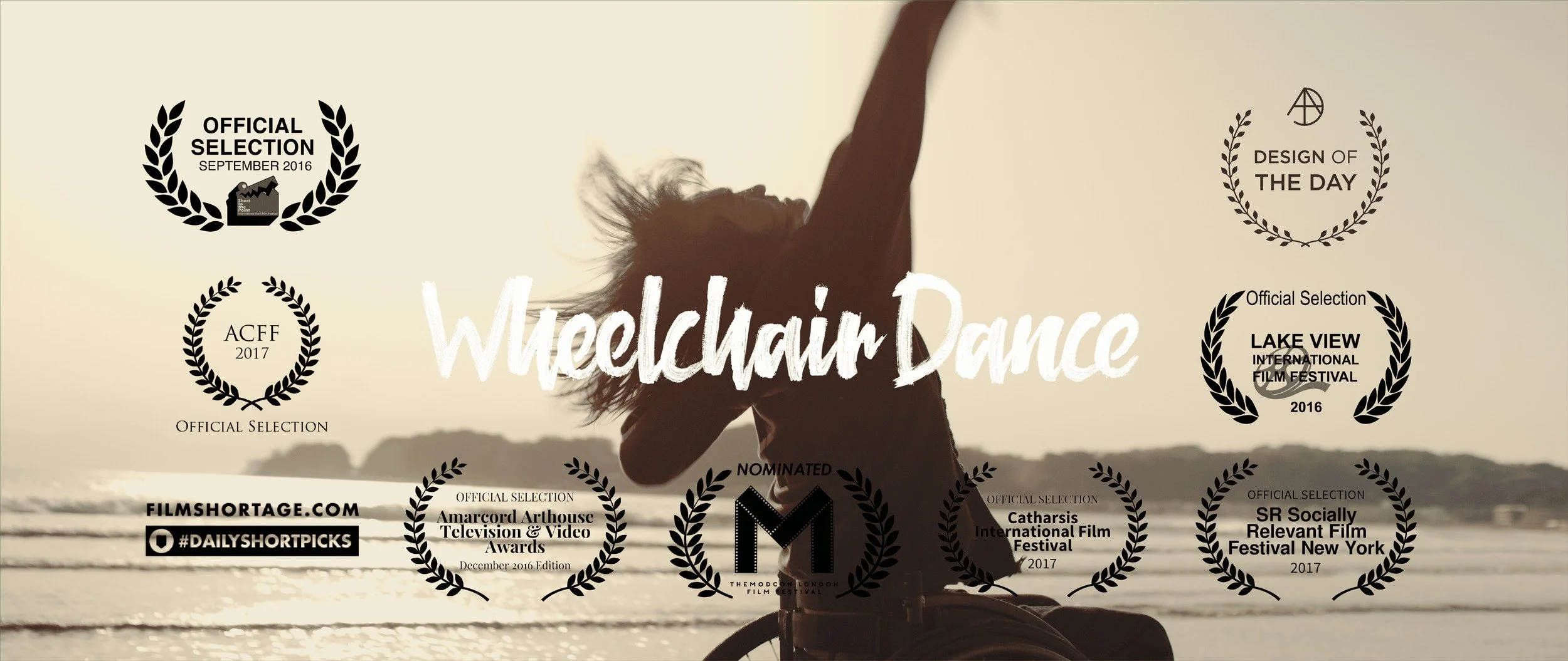 夕暮れ時の湖のほとりで踊る女性のシルエットと、多くの映画祭や賞のロゴ。