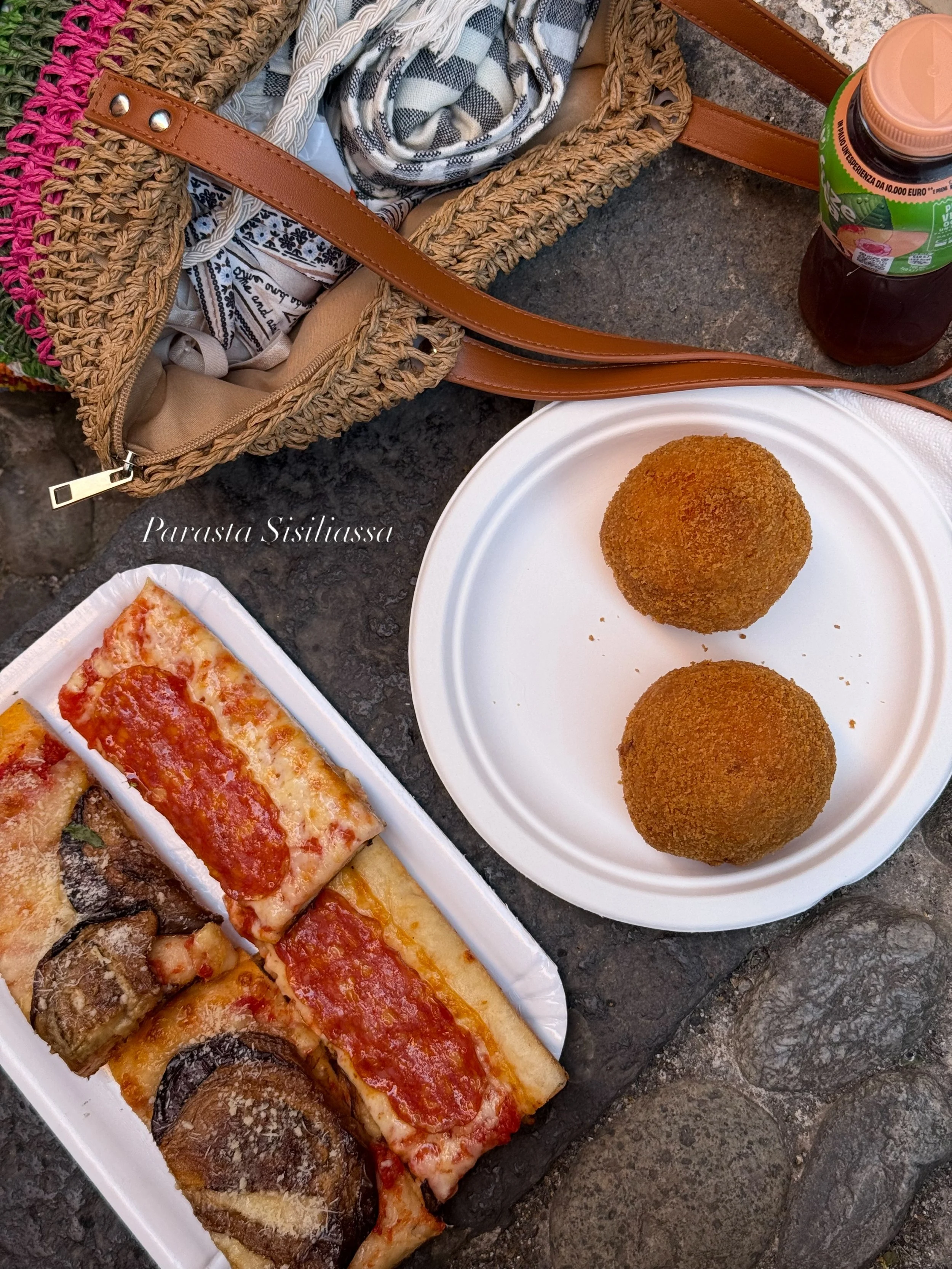 📍Taormina, Sisilia 

Hyv&auml;&auml; ruokaa, kunhan osaa menn&auml; oikeisiin paikkoihin! Jos oot tulossa t&auml;nne, niin tallenna t&auml;st&auml; 3 mun suosikkia 🤌🏻

1. Da Cristina 📌 Tosi ihanaa italialaista pikaruokaa! Tilattiin tiskilt&auml; 
