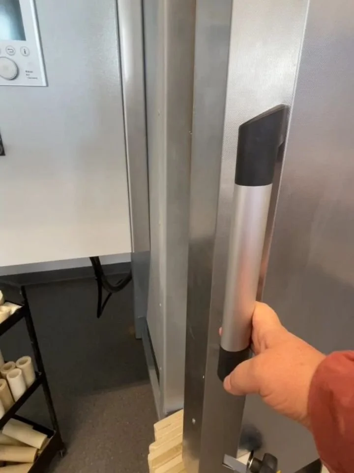 P&aring; keramikkverkstedet i dag s&aring; &aring;pnet vi en ovn full av keramikk med helt nye h&oslash;stfarger!
Alle disse kjempefine nyhetene kan du se p&aring; h&oslash;st&aring;pningen av butikken f&oslash;rstkommende torsdag!