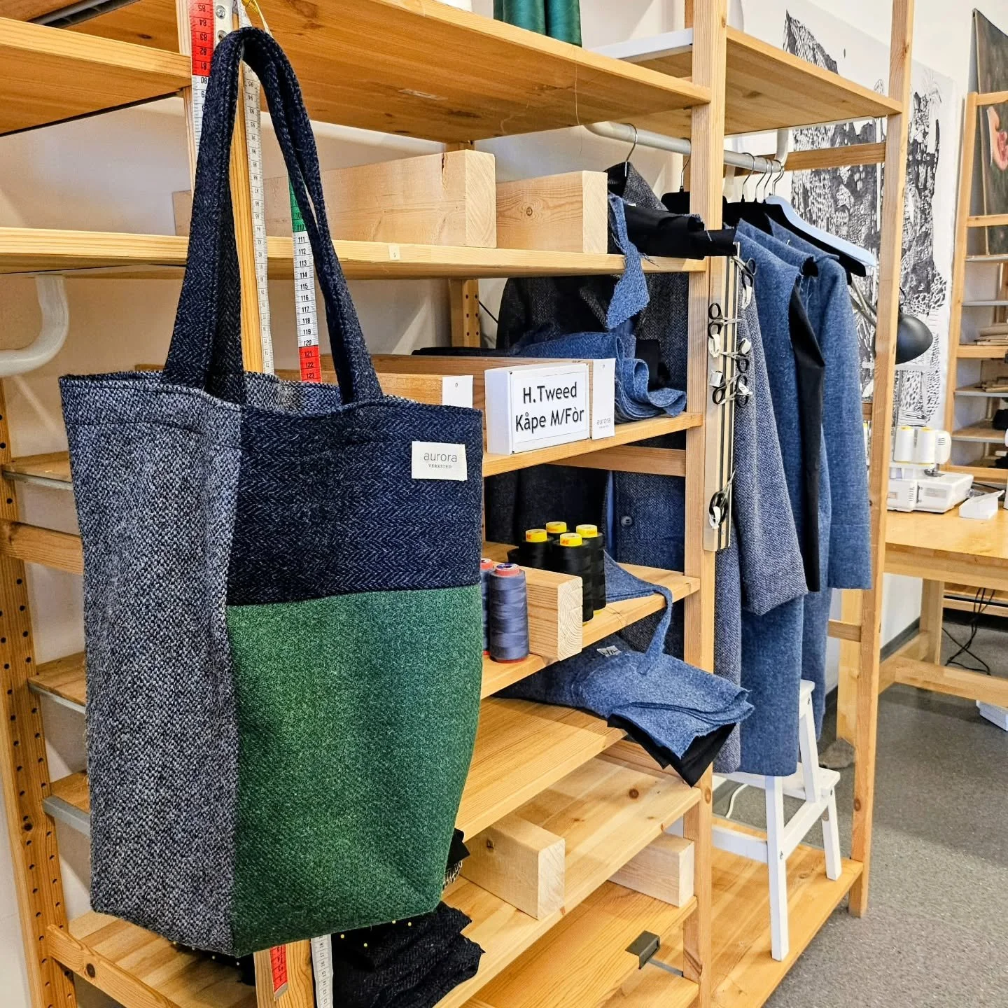 Av restene til Harris tweed-produksjonen v&aring;r syr vi superfine b&aelig;renett! Magnus har blitt ekspert p&aring; disse, og vi er veldig stolte og forn&oslash;yde med resultatet 😊

Ta en titt i butikken v&aring;r p&aring; Majorstua @auroraverkst