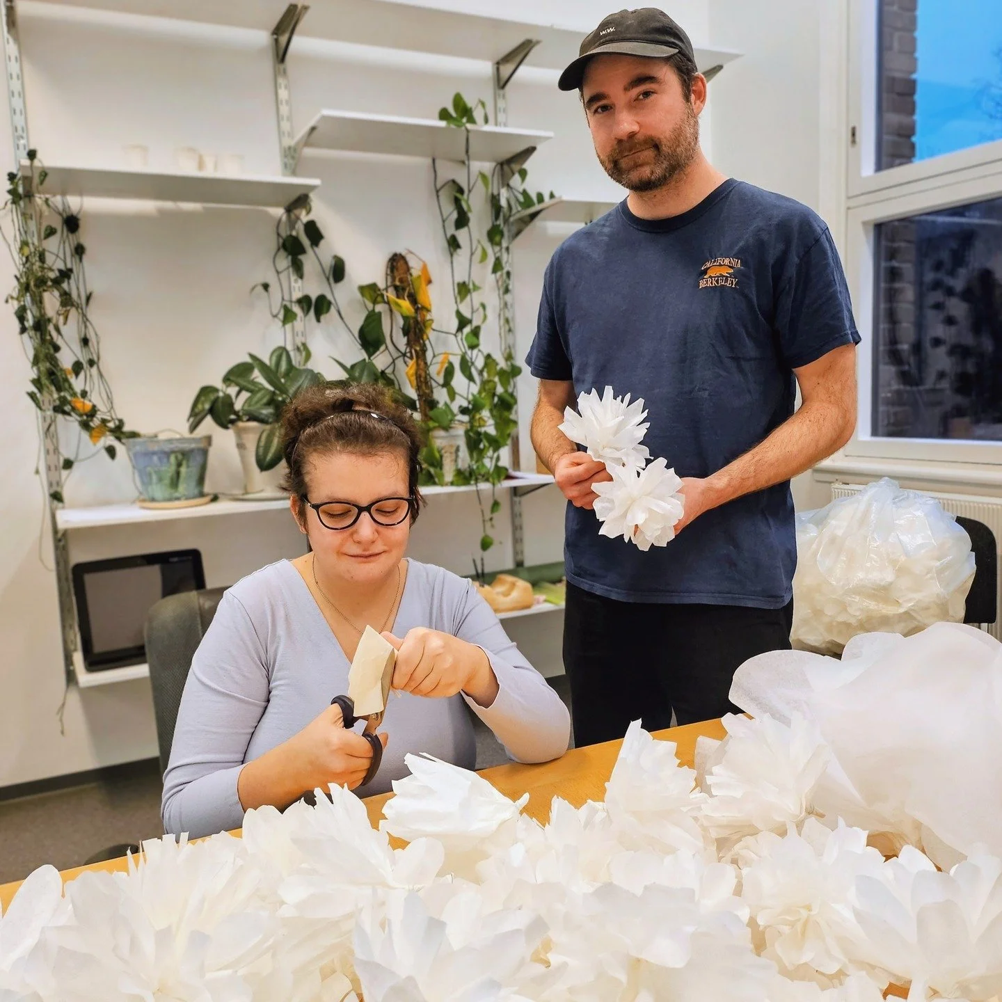 Det spirer og gror p&aring; prosjektverkstedet &ndash; av papir! 🌸
Blomstene som n&aring; lages til dekor p&aring; julemarkedet v&aring;rt har tidligere funnet veien til alt fra butikken v&aring;r og Tons of Rock til bryllup og boligannonser.
Vi gle