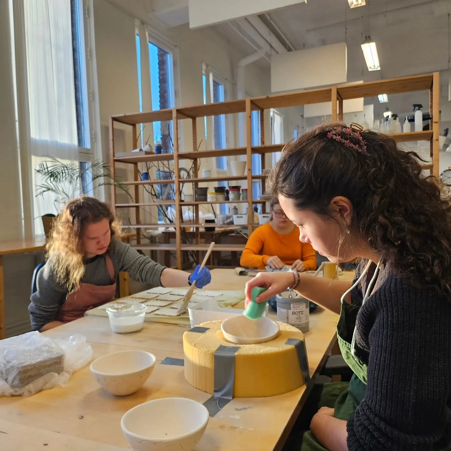 Vi nyter sola i dag p&aring; verkstedet 💚 &Oslash;nsker alle en god helg!