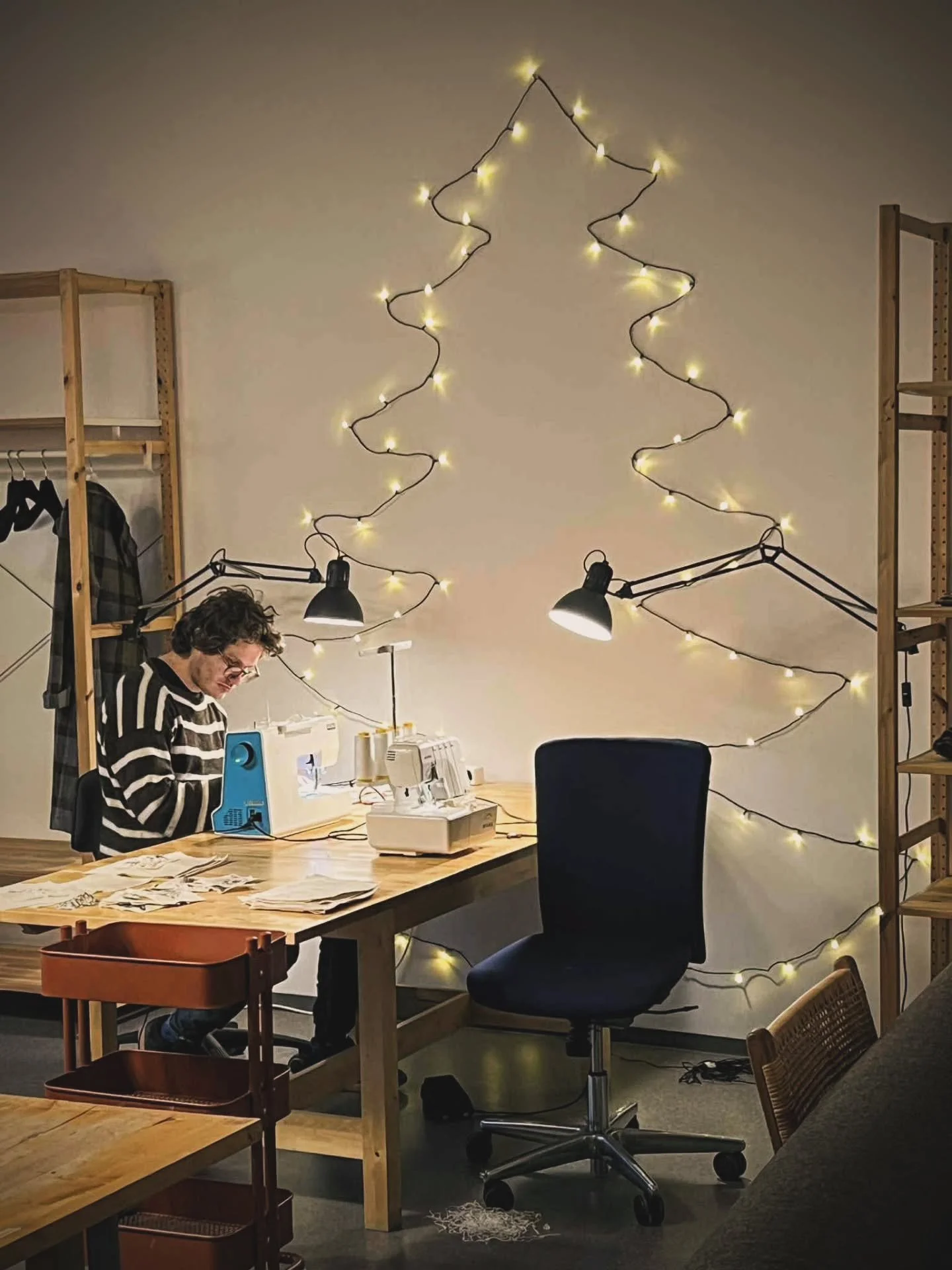 Det er 1. desember, og julelysene er tent p&aring; verkstedet ✨
Karl Martin sitter ved symaskinen og arbeider med ro og presisjon &ndash; en fin start p&aring; adventstida hos Aurora.

Vi &oslash;nsker alle ei riktig god adventstid 🌟