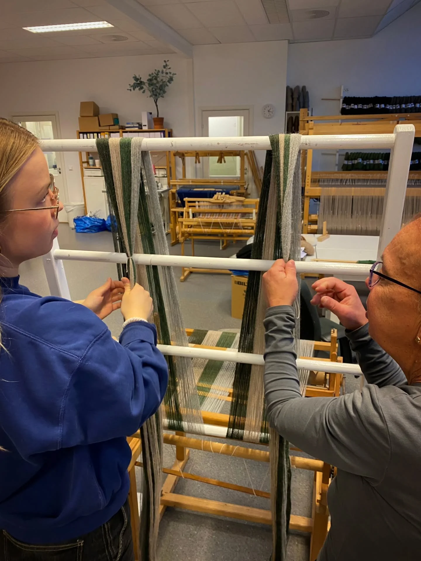 Rolige hender, godt samarbeid og nye ferdigheter i vekst ✨
Therese l&aelig;rer &aring; sette opp veven med trygg veiledning fra Johanne &ndash; slike &oslash;yeblikk gj&oslash;r verkstedet v&aring;rt helt spesielt 💚