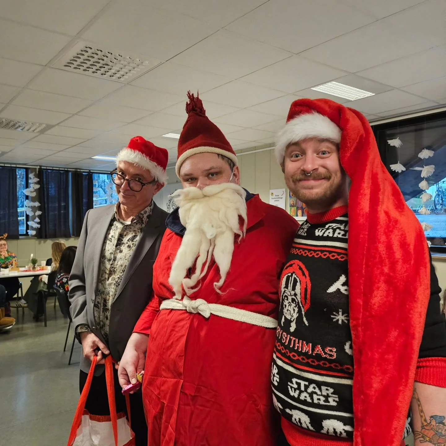 Vi har hatt v&aring;r &aring;rlige julelunsj, og den var fylt med masse god stemning! 🎄 Dagen startet med ulike aktiviteter ute p&aring; verkstedene, blant annet fletting av julekurver, mimelek, &laquo;sett skjegget p&aring; nissen&raquo;, quiz og a