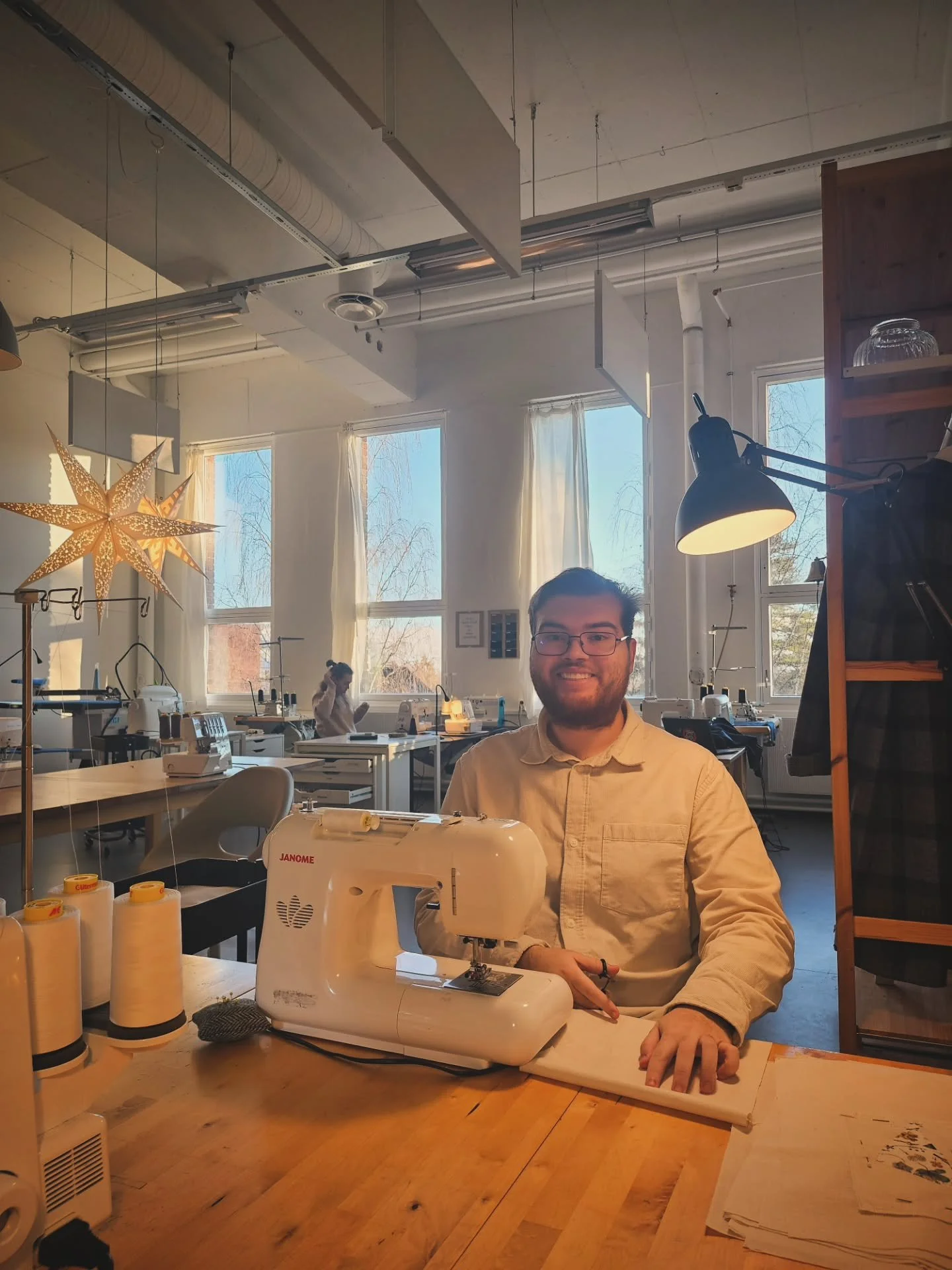 For mange er dette siste arbeidsdag f&oslash;r jul, men hos oss fortsetter arbeidet helt fram til lille julaften. P&aring; verkstedene merker vi likevel at tempoet er litt roligere, og at adventsstemningen har funnet veien inn i hverdagen.

Vi vil og