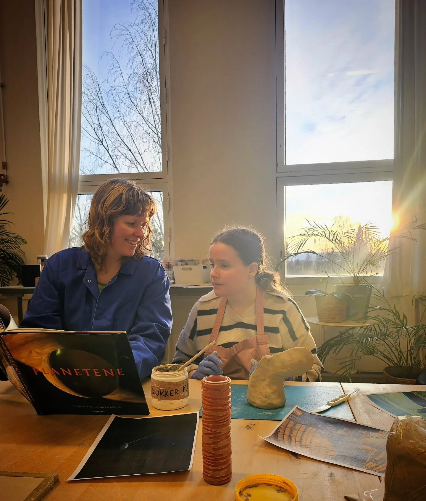 Anna og Iris blar i b&oslash;ker p&aring; jakt etter inspirasjon til et nytt spesialoppdrag &ndash; denne gangen skal det lages bokst&oslash;tter. 📚

Vi pakker oss sakte sammen mot jul, og gleder oss over at dagene n&aring; blir litt lysere for hver