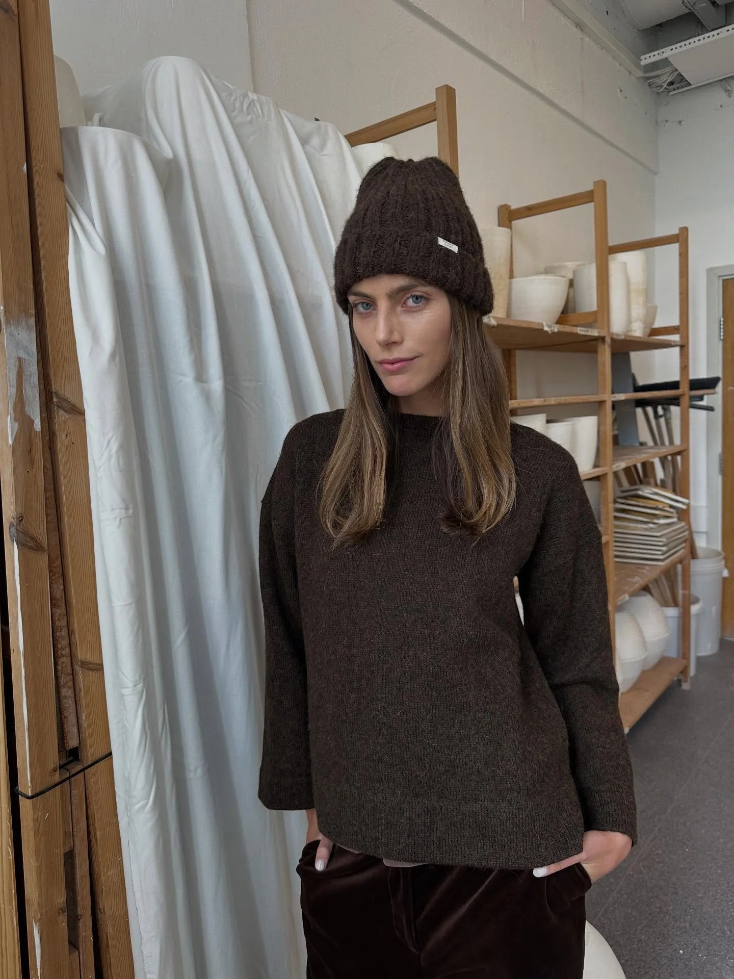 Hold hodet og hjerte varmt, i h&aring;ndstrikket luer i alpakka finner du hos oss🤍