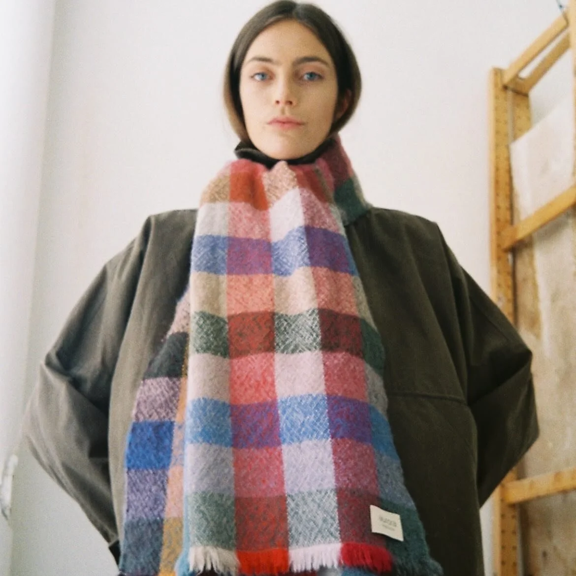 Mens andre bestilte fra Paris, vevde vi v&aring;r egen historie.

Tr&aring;der i tid hyller norsk ull, sterke kvinner og ikoniske Rikstepper.

At skjerfet v&aring;rt n&aring; selges i Kunststallen?
Det er vi skikkelig stolte av.

H&aring;ndverk lever