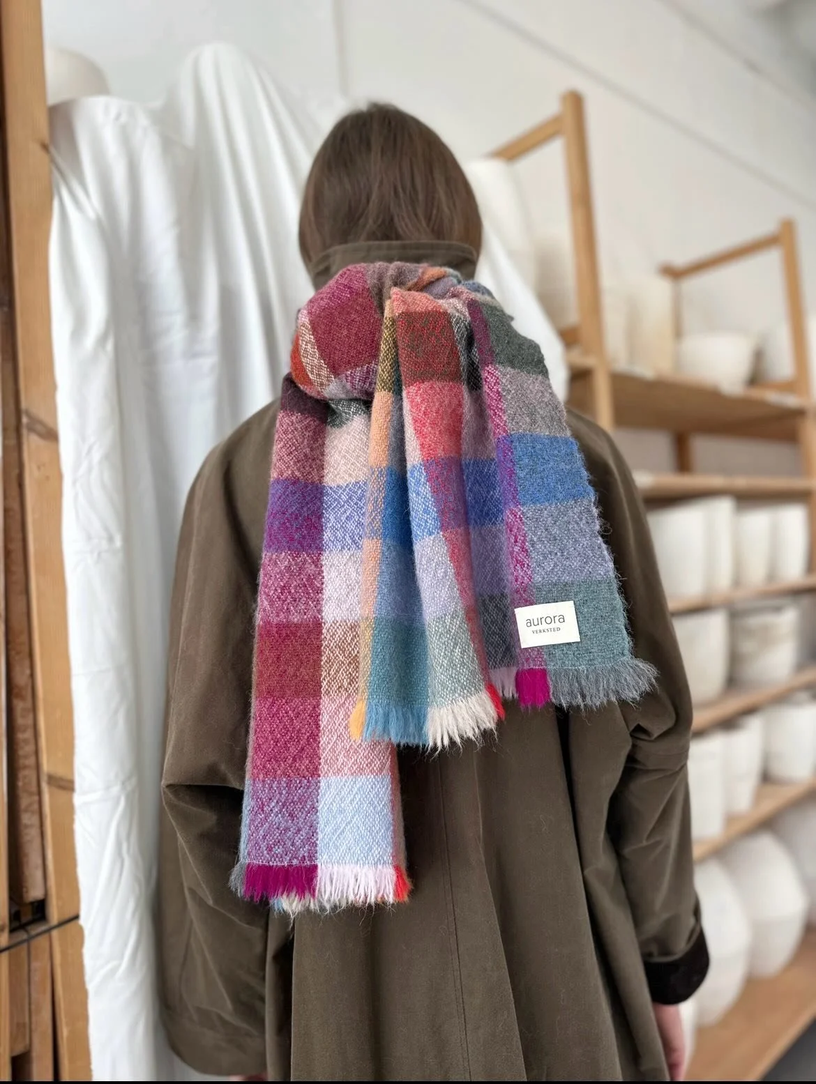 I Tr&aring;der i tid l&oslash;ftes sterke vevere frem &ndash; kvinner som lot natur, tradisjon og presisjon g&aring; h&aring;nd i h&aring;nd.

Den arven betyr noe for oss.

Skjerfet v&aring;rt er vevd p&aring; verkstedet. Tr&aring;d for tr&aring;d.
M