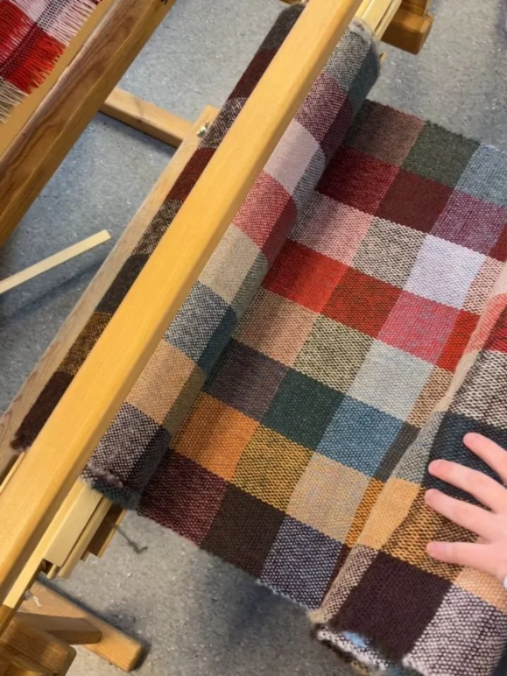 13. februar 2026 &aring;pnet utstillingen Tr&aring;der i tid i Dronning Sonjas Kunsthall.
P&aring; bestilling fra Slottet har vi vevd opp v&aring;rt popul&aelig;re skjerf, som n&aring; selges i kunsthallen i forbindelse med utstillingen. Skjerfene er