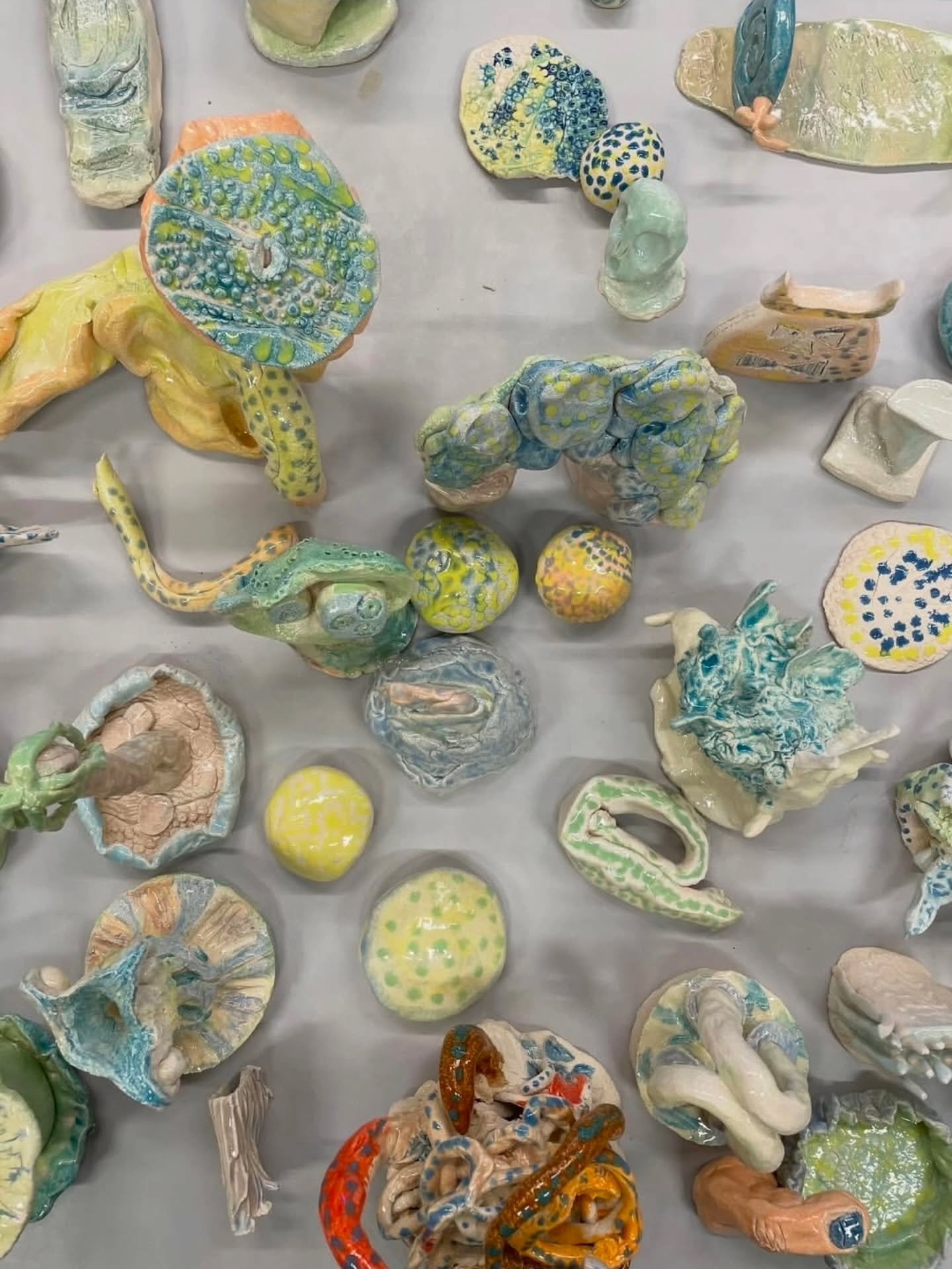 Vi i Aurora Verksted SA er s&aring; heldige &aring; ha f&aring;tt bidra til Sidereal Library med et helt spesielt innslag. Kunstnerne v&aring;re har skapt unike bokst&oslash;tter, inspirert av verdensrommet, romfart&oslash;y og sine egne forestilling