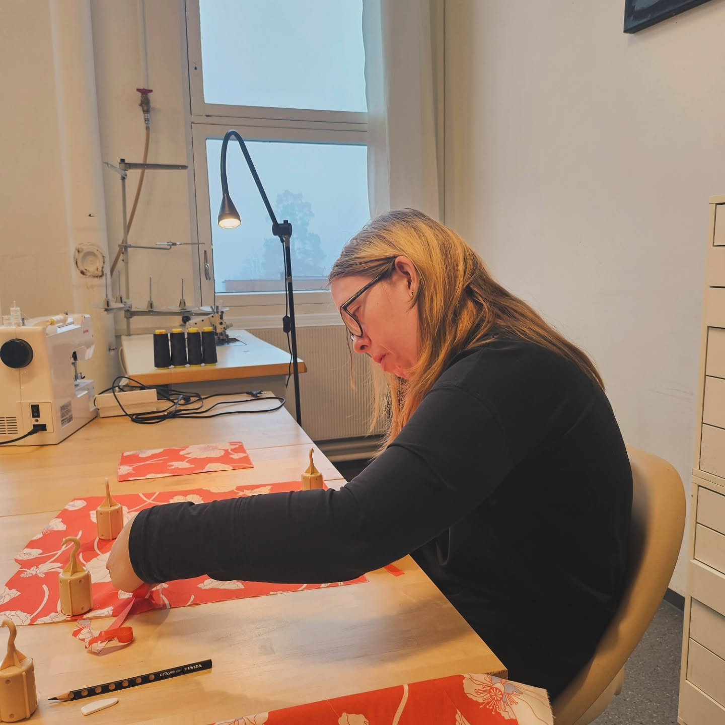 Bak t&aring;ka er himmelen alltid bl&aring; 🩵 P&aring; s&oslash;mmen er de glade for &aring; sy plagg med flere farger og i tynnere stoff 🤩 og restene? De klipper Victoria s&aring; de blir til gaveposer selvf&oslash;lgelig! #tilrettelagtarbeid #aur